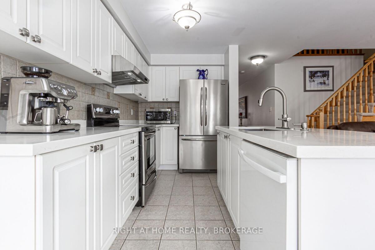 Photo 13 of 34 Penbridge Circle, Brampton, Fletcher's Meadow — HOMEH