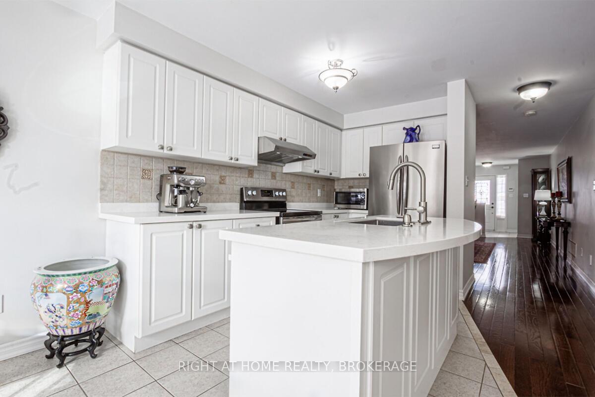 Photo 14 of 34 Penbridge Circle, Brampton, Fletcher's Meadow — HOMEH