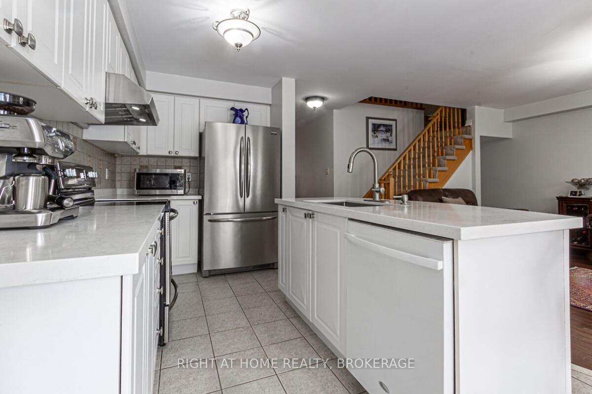 Photo 16 of 34 Penbridge Circle, Brampton, Fletcher's Meadow — HOMEH