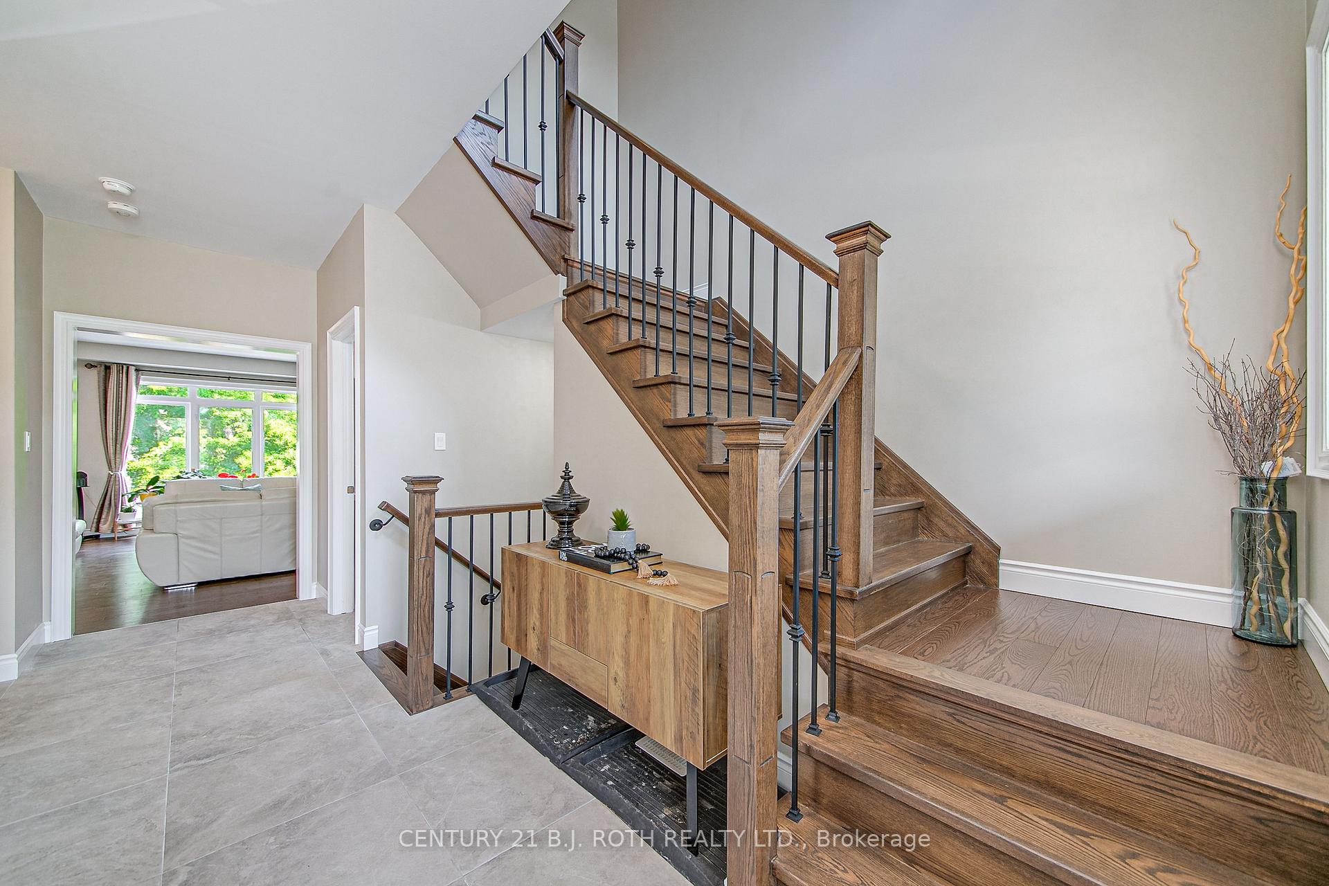 Photo 3 of 165 Bishop Drive E, Barrie, Ardagh — HOMEH