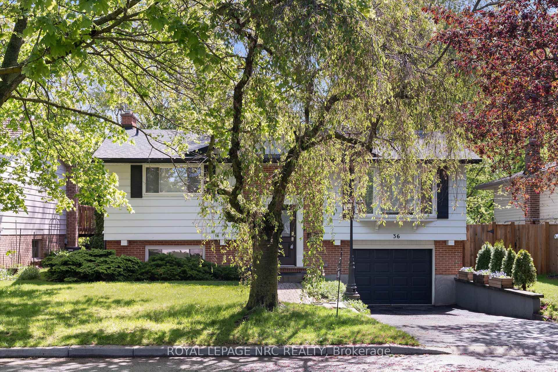 Photo 4 of 36 Royal Oak Drive, St. Catharines, Martindale Pond — HOMEH