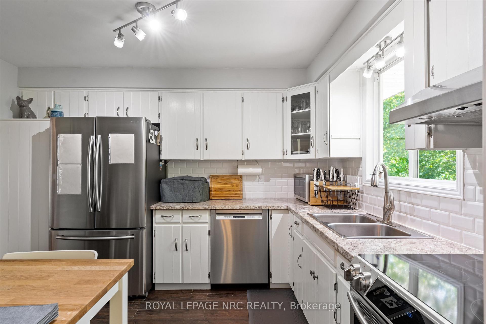 Photo 20 of 36 Royal Oak Drive, St. Catharines, Martindale Pond — HOMEH