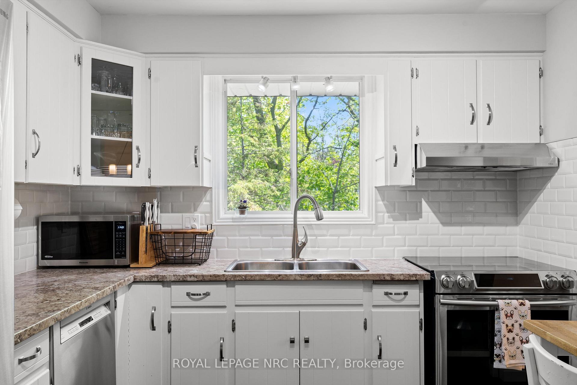 Photo 23 of 36 Royal Oak Drive, St. Catharines, Martindale Pond — HOMEH