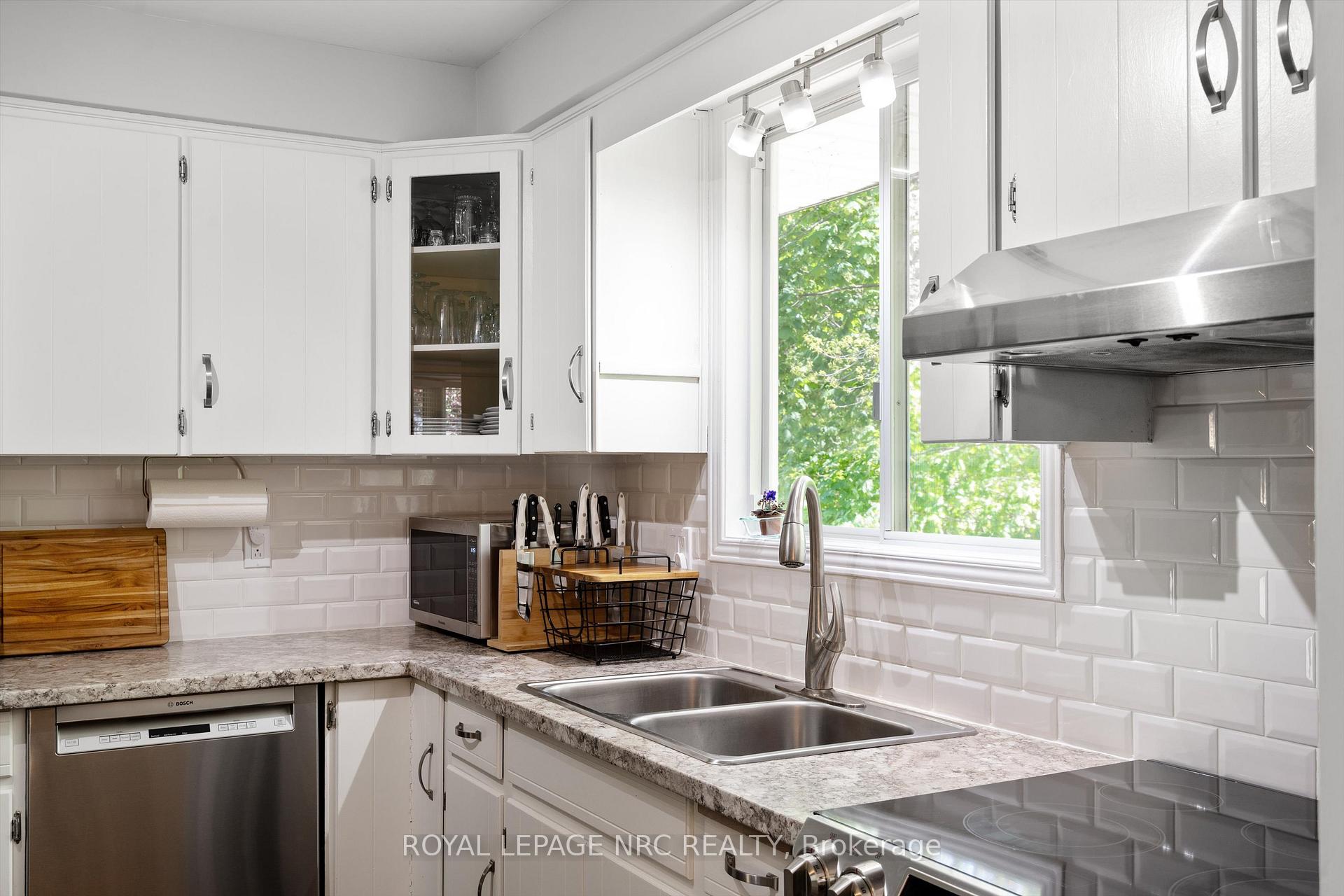 Photo 24 of 36 Royal Oak Drive, St. Catharines, Martindale Pond — HOMEH