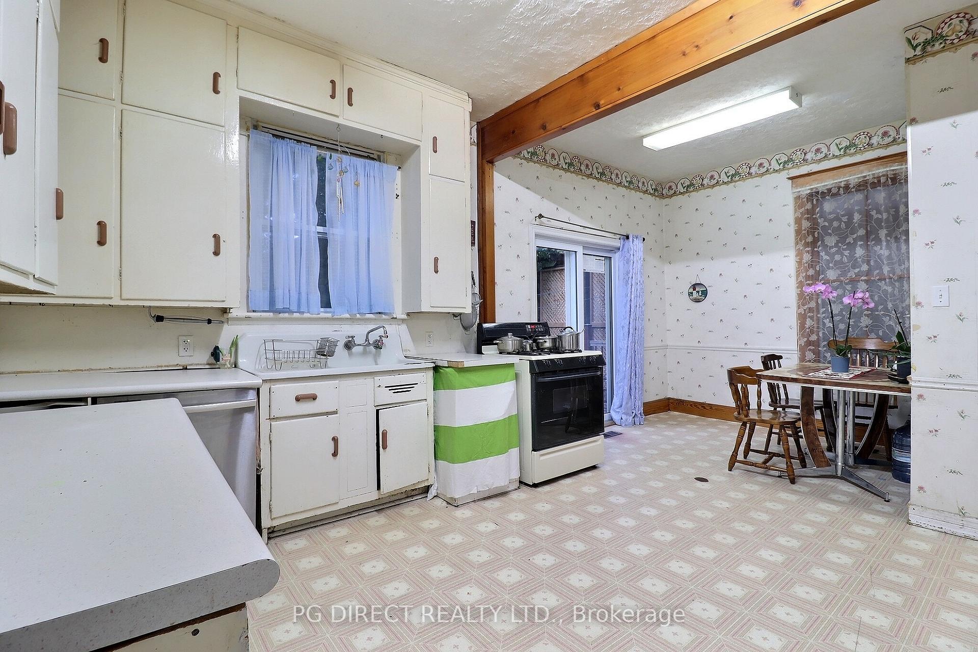 Photo 6 of 31 John Street N, St. Thomas — HOMEH