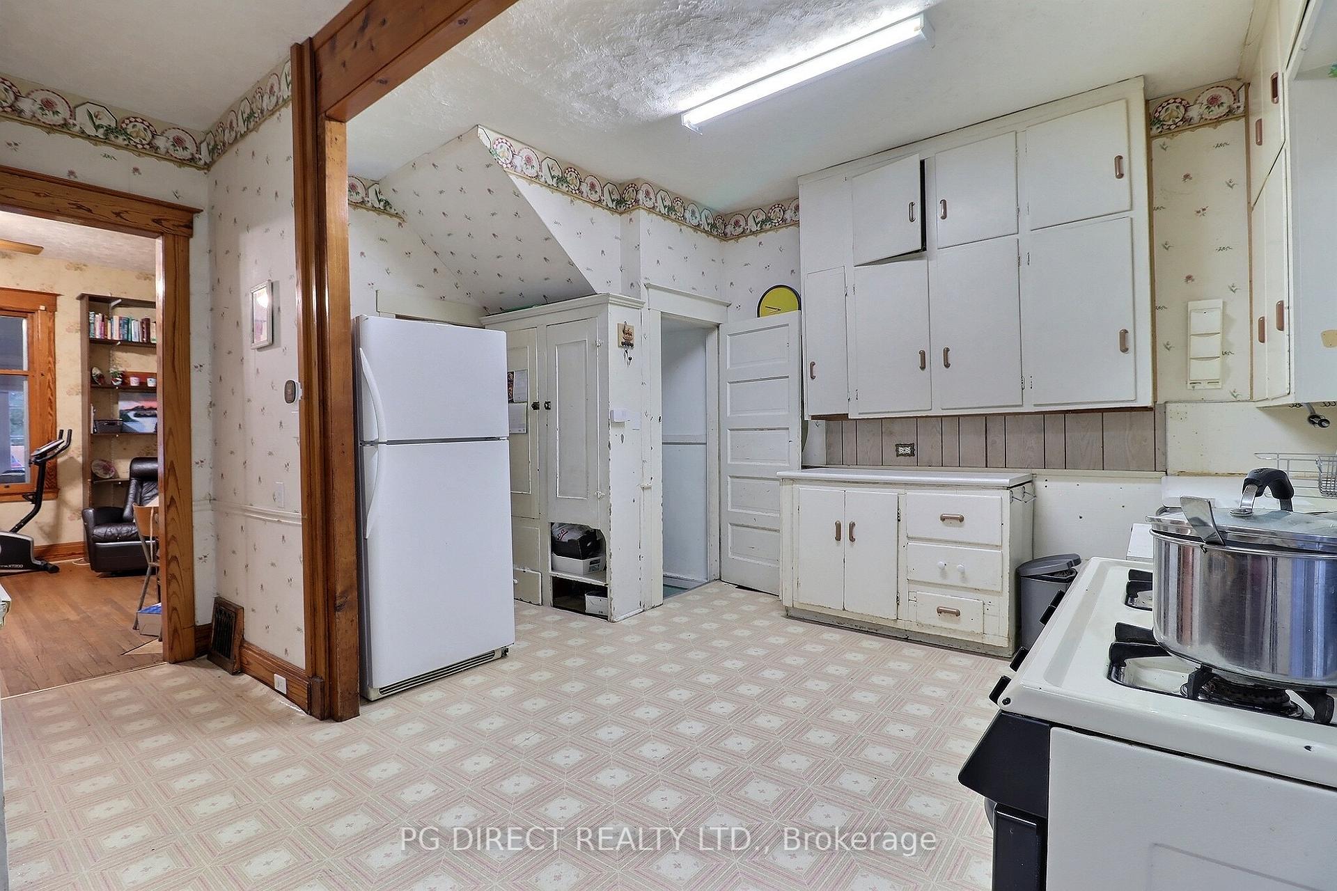 Photo 8 of 31 John Street N, St. Thomas — HOMEH