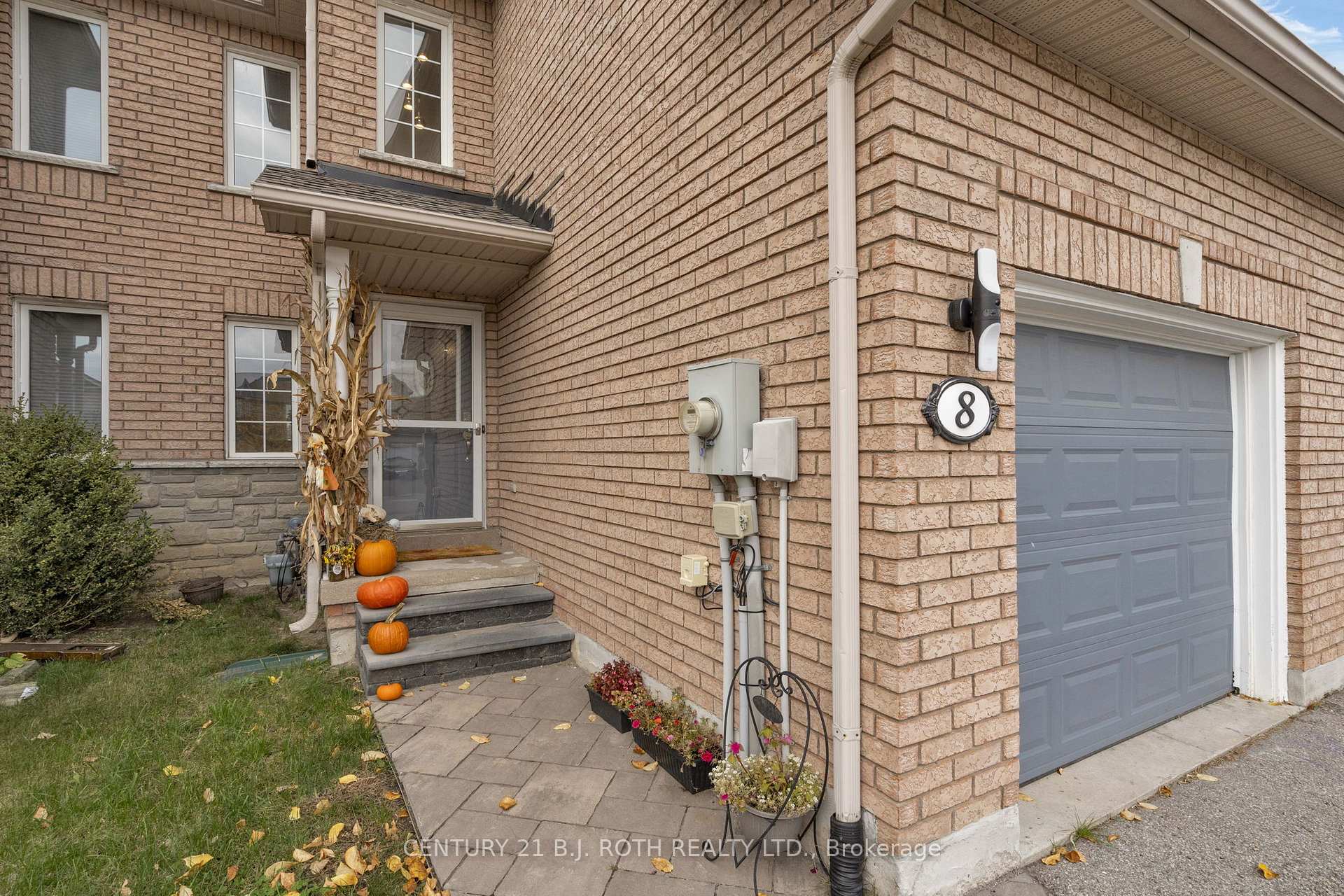 Photo 2 of 8 Ridwell Street, Barrie, 400 West — HOMEH