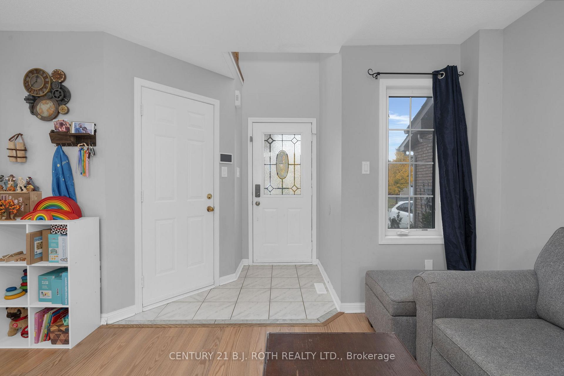 Photo 3 of 8 Ridwell Street, Barrie, 400 West — HOMEH