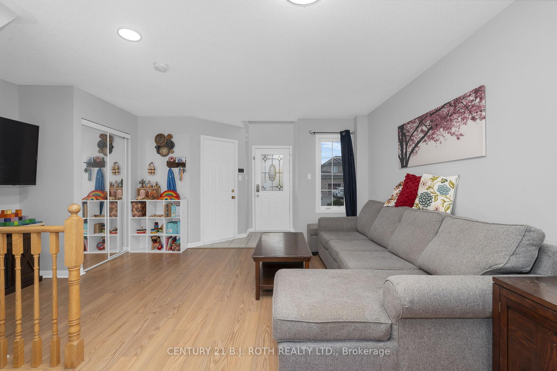 Photo 4 of 8 Ridwell Street, Barrie, 400 West — HOMEH