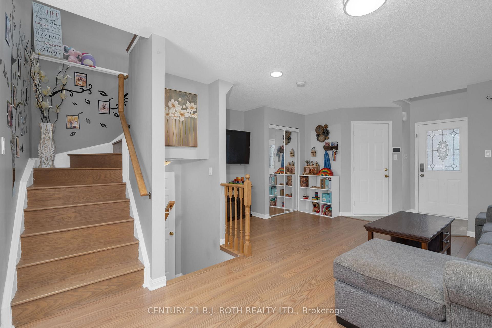Photo 5 of 8 Ridwell Street, Barrie, 400 West — HOMEH