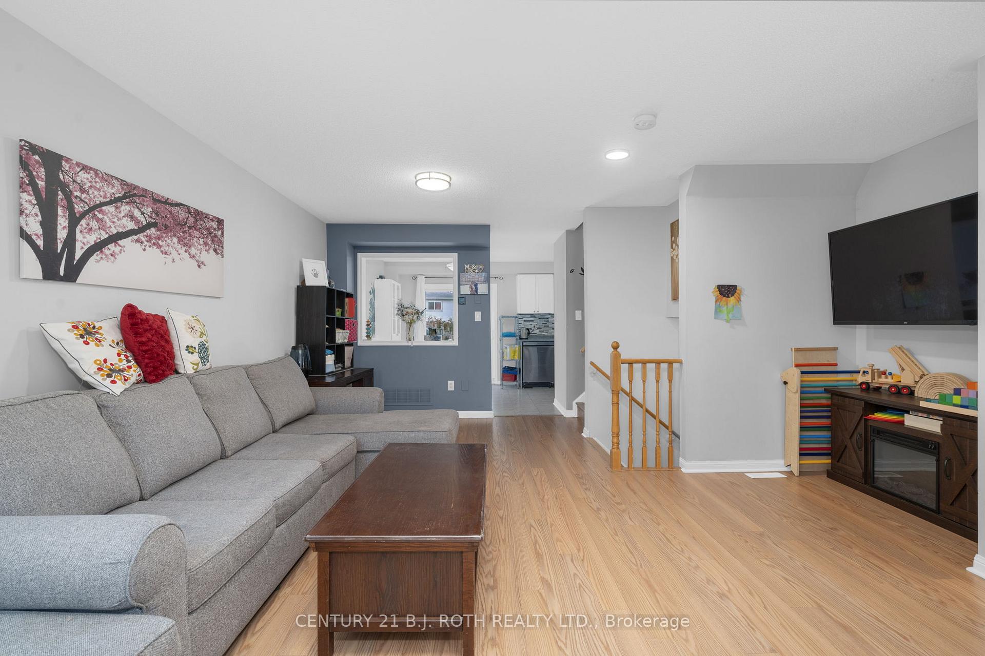Photo 6 of 8 Ridwell Street, Barrie, 400 West — HOMEH