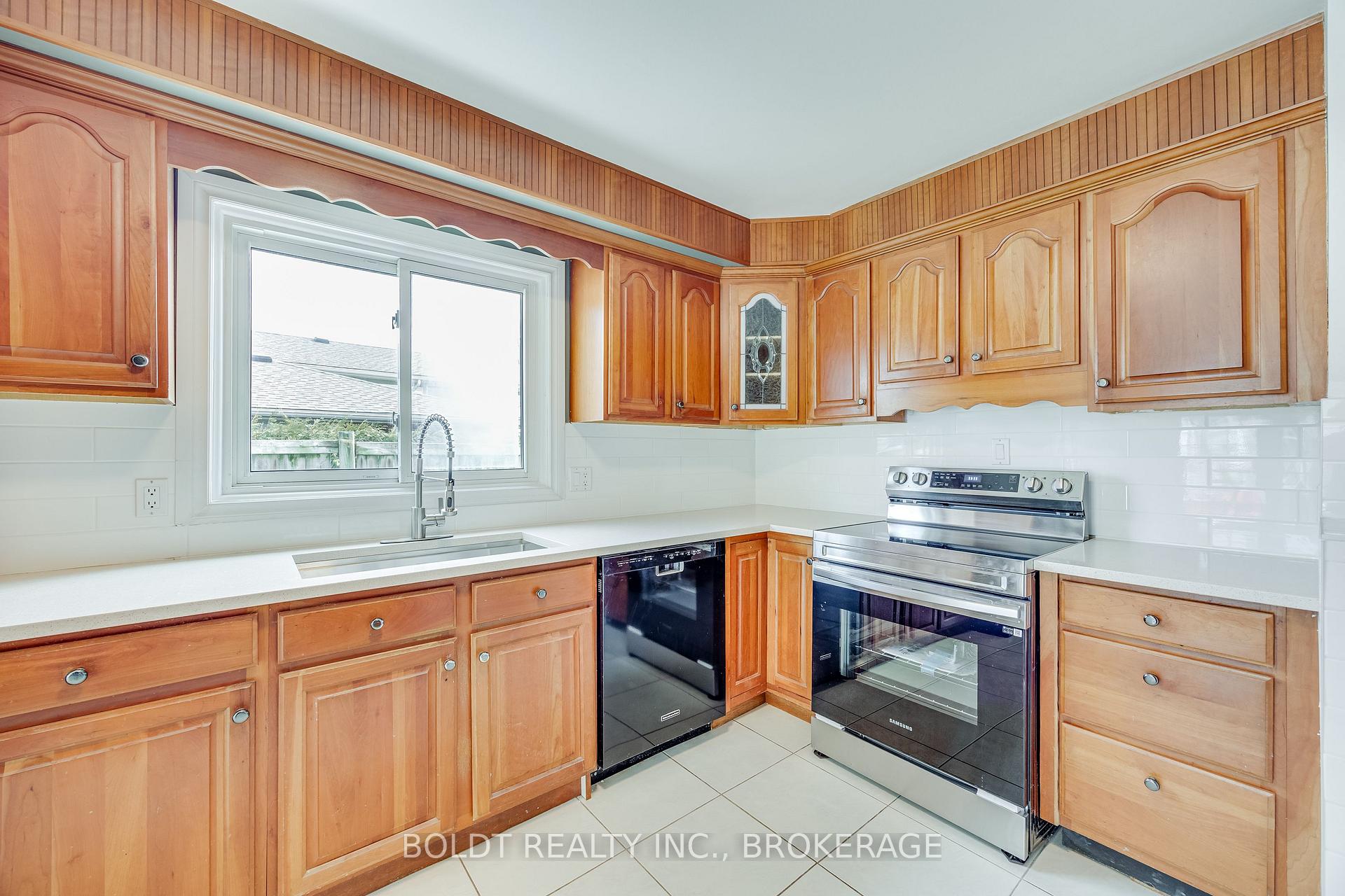 Photo 6 of 14 Jeanette Drive, St. Catharines, Vine/Linwell — HOMEH