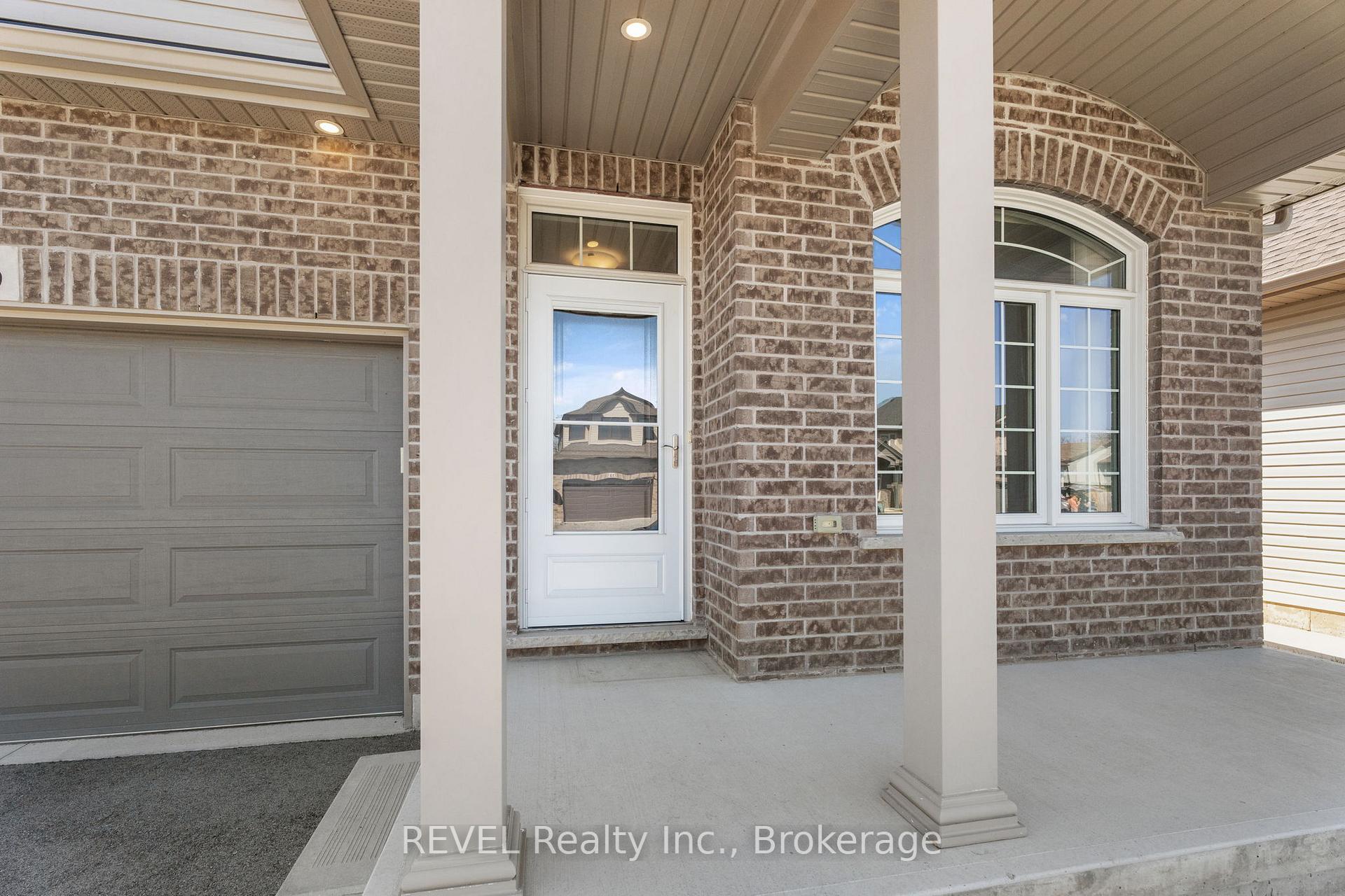 Photo 2 of 15 Berkshire Drive, St. Catharines, Carlton/Bunting — HOMEH