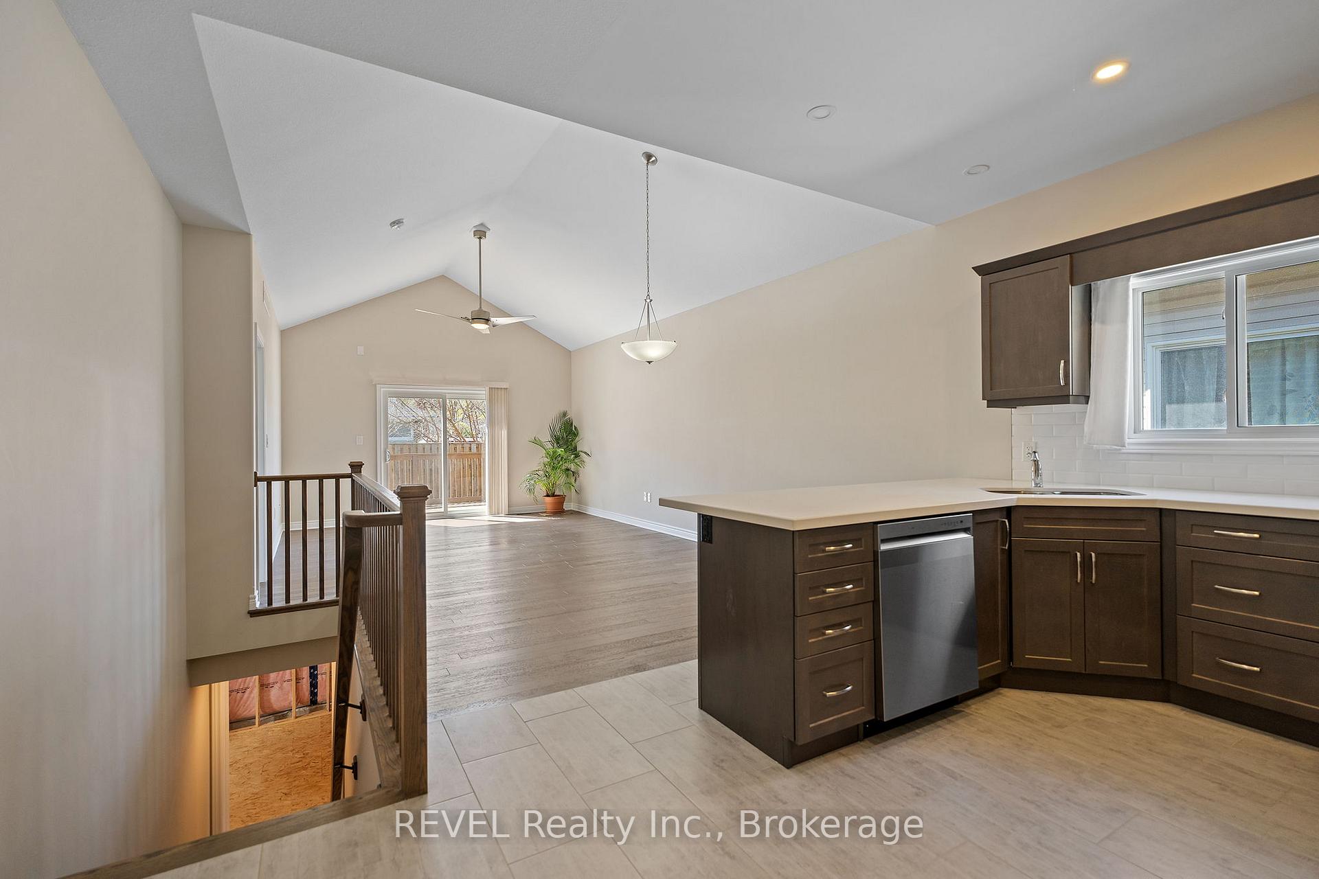 Photo 8 of 15 Berkshire Drive, St. Catharines, Carlton/Bunting — HOMEH