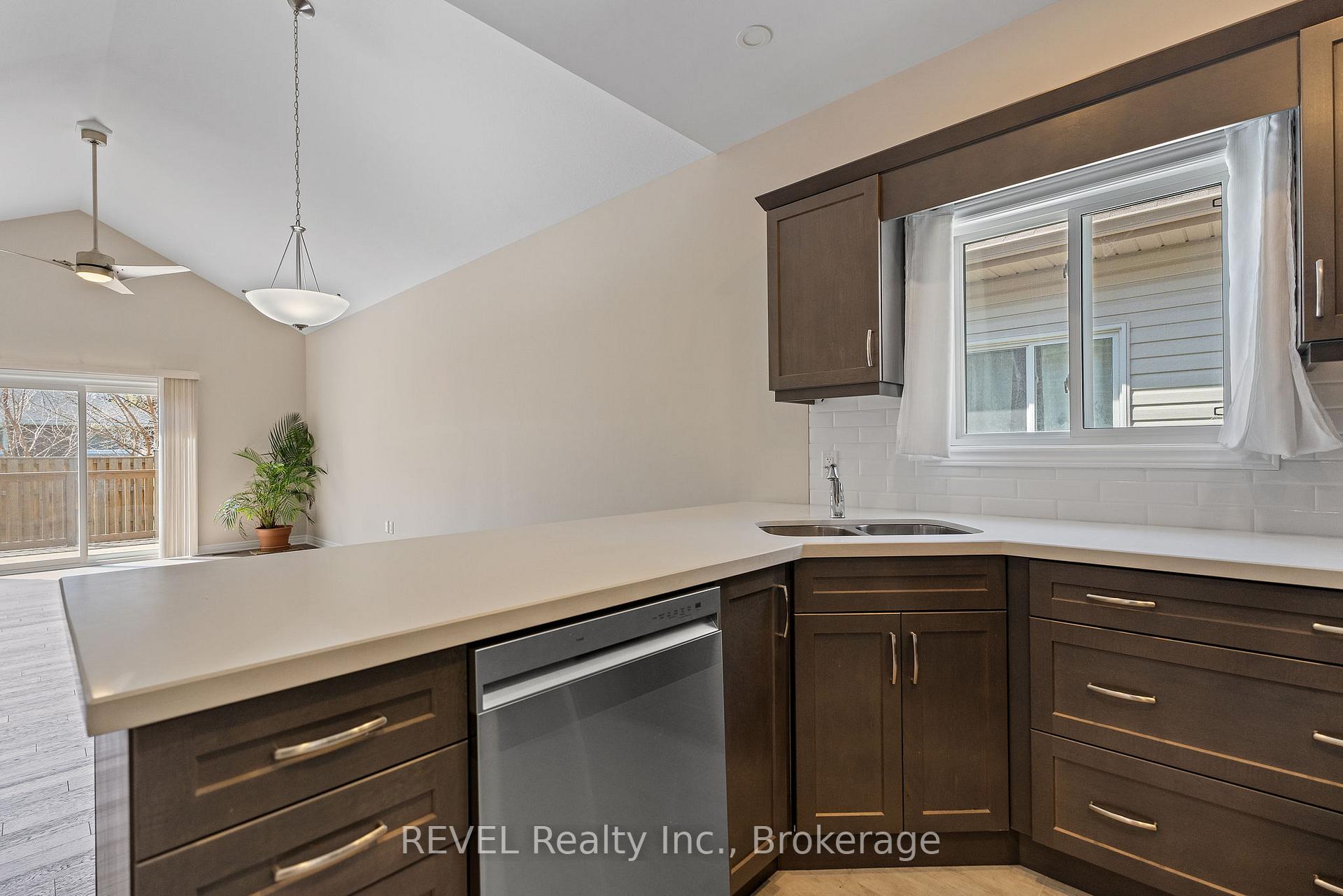 Photo 10 of 15 Berkshire Drive, St. Catharines, Carlton/Bunting — HOMEH