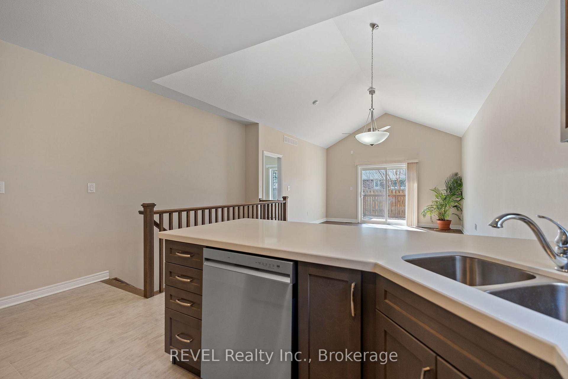 Photo 11 of 15 Berkshire Drive, St. Catharines, Carlton/Bunting — HOMEH