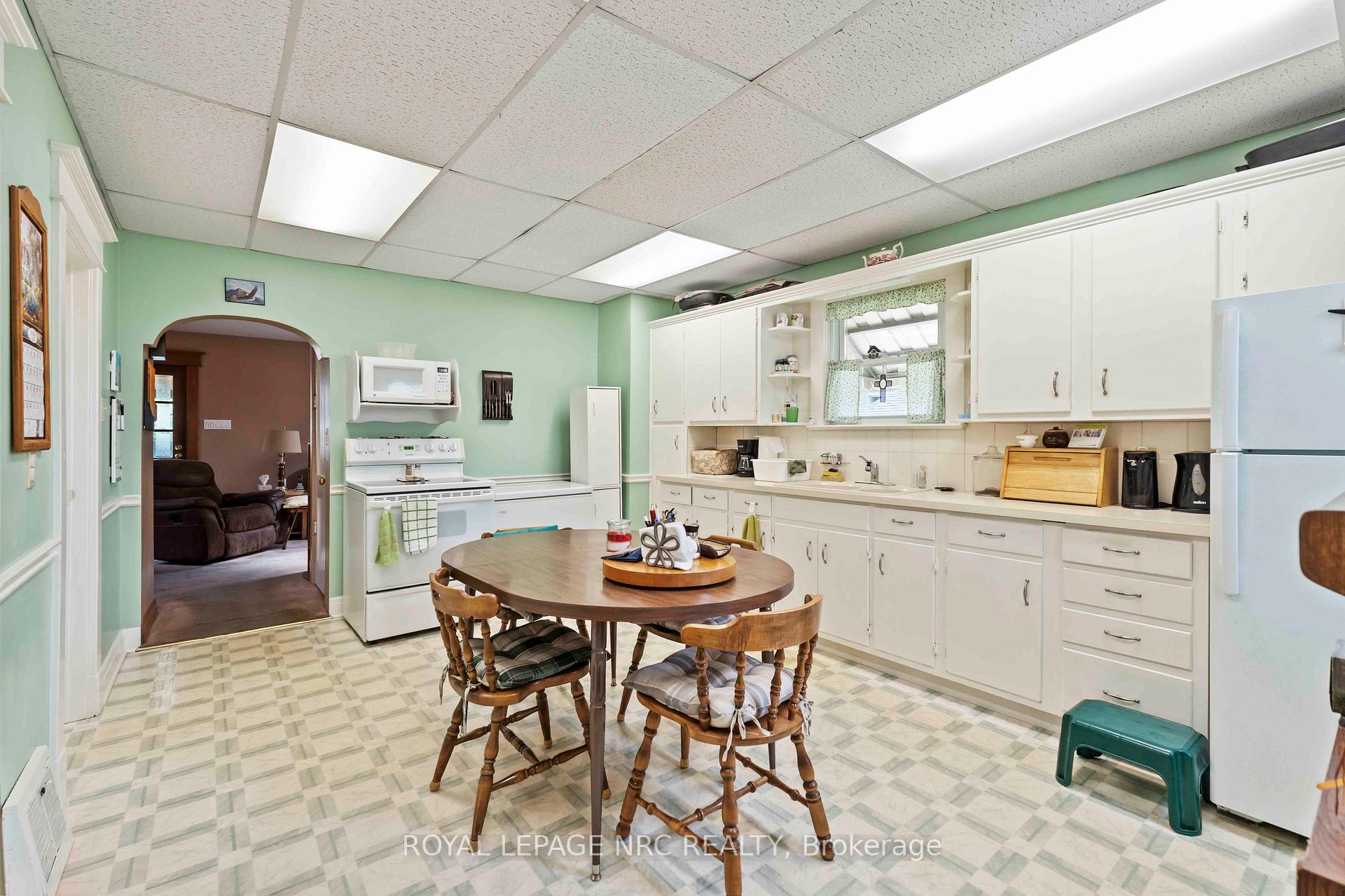 Photo 11 of 29 Maplecrest Avenue, St. Catharines, Burleigh Hill — HOMEH