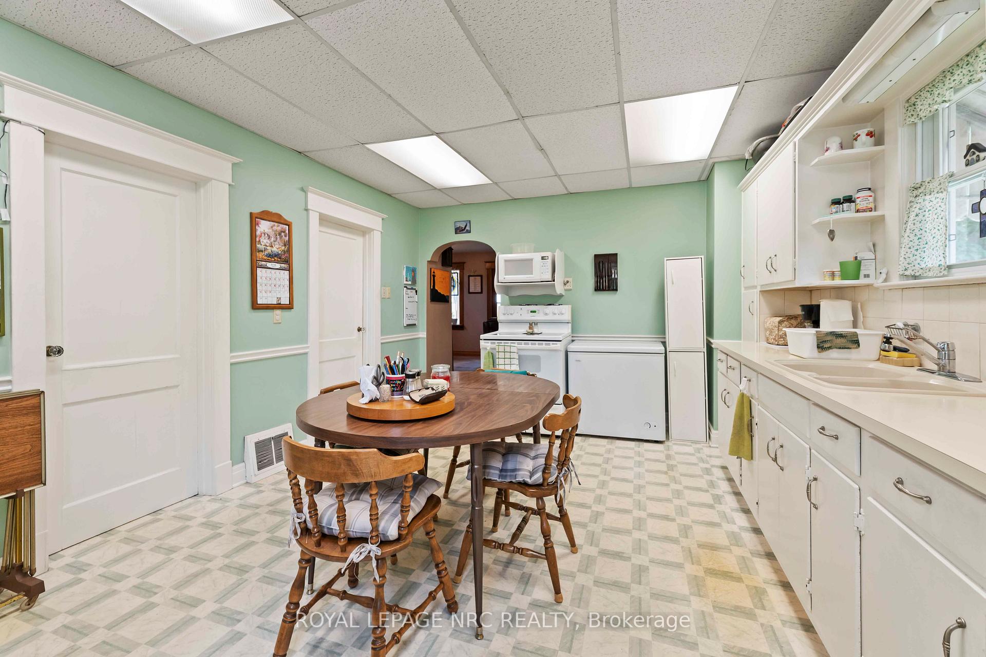 Photo 15 of 29 Maplecrest Avenue, St. Catharines, Burleigh Hill — HOMEH