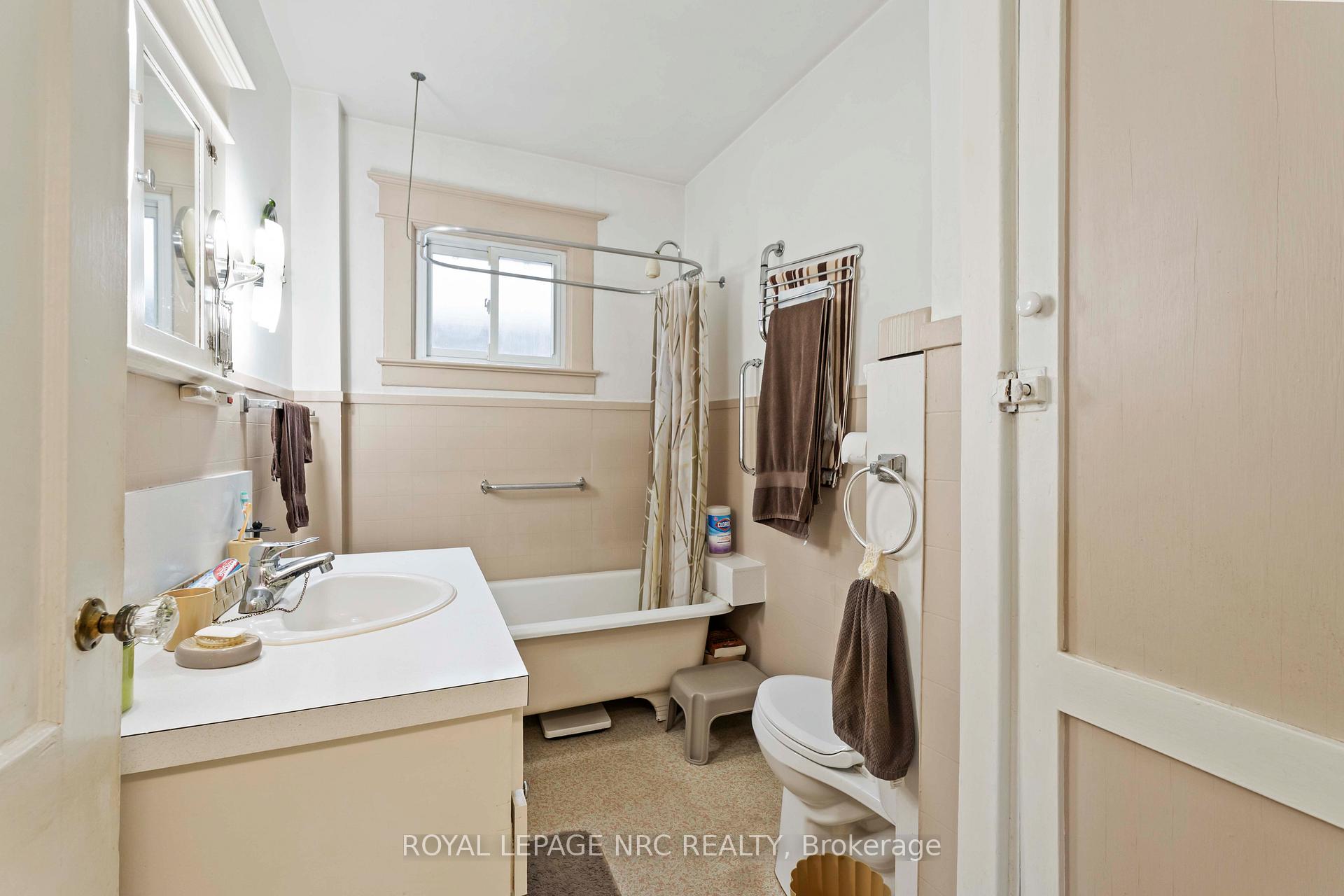 Photo 17 of 29 Maplecrest Avenue, St. Catharines, Burleigh Hill — HOMEH