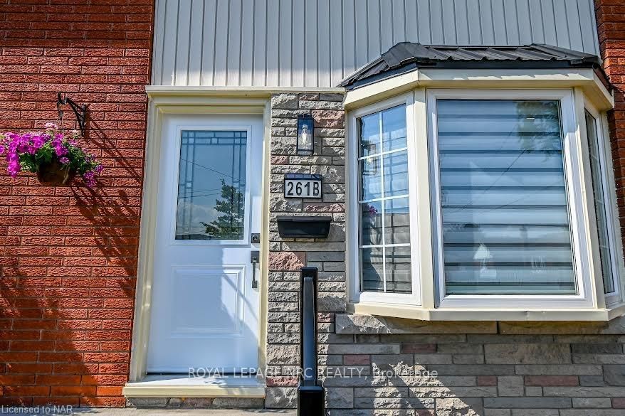 Front of Unit B, 261 Scott Street