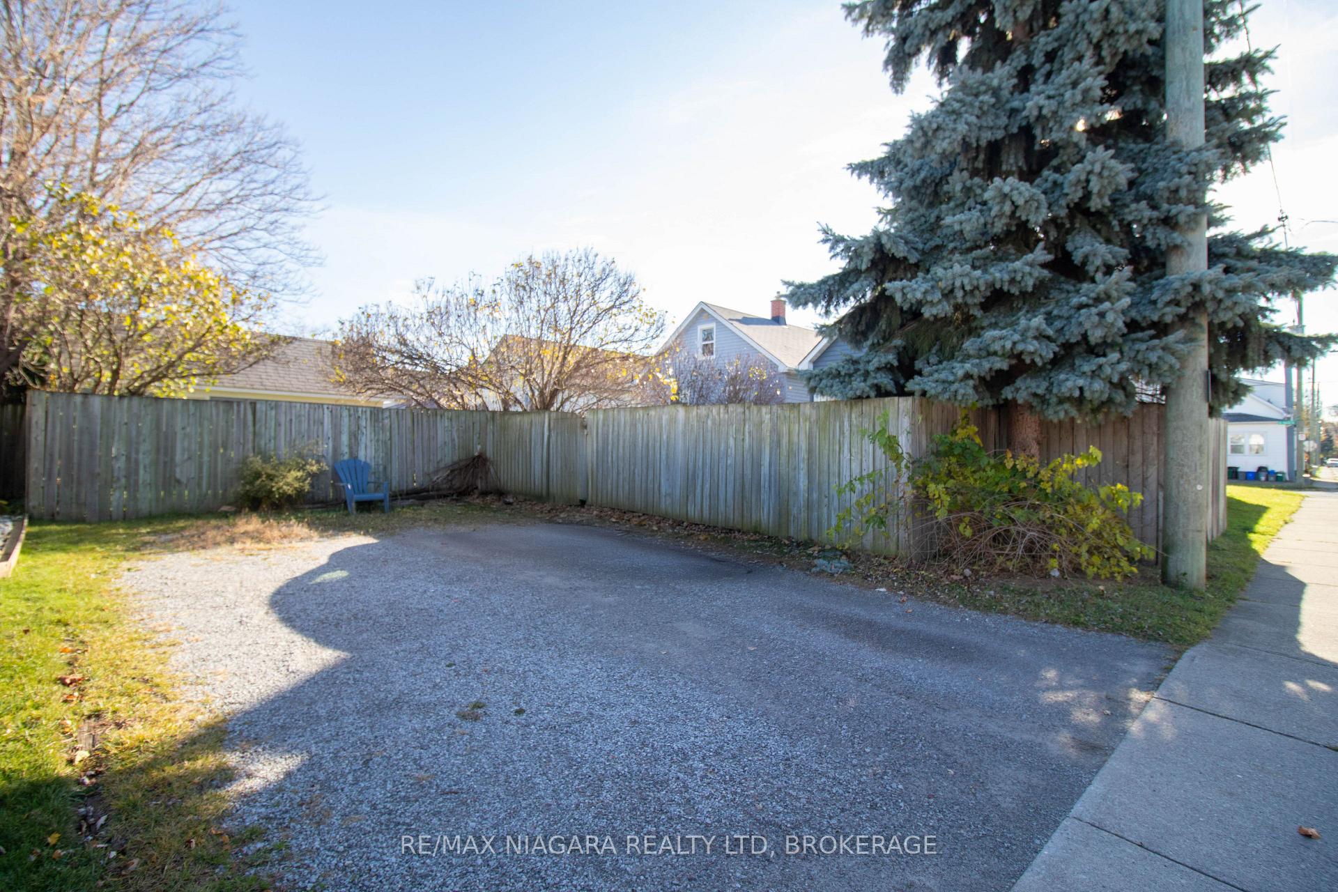 Photo 18 of 23 St Patrick Street, St. Catharines, Downtown — HOMEH