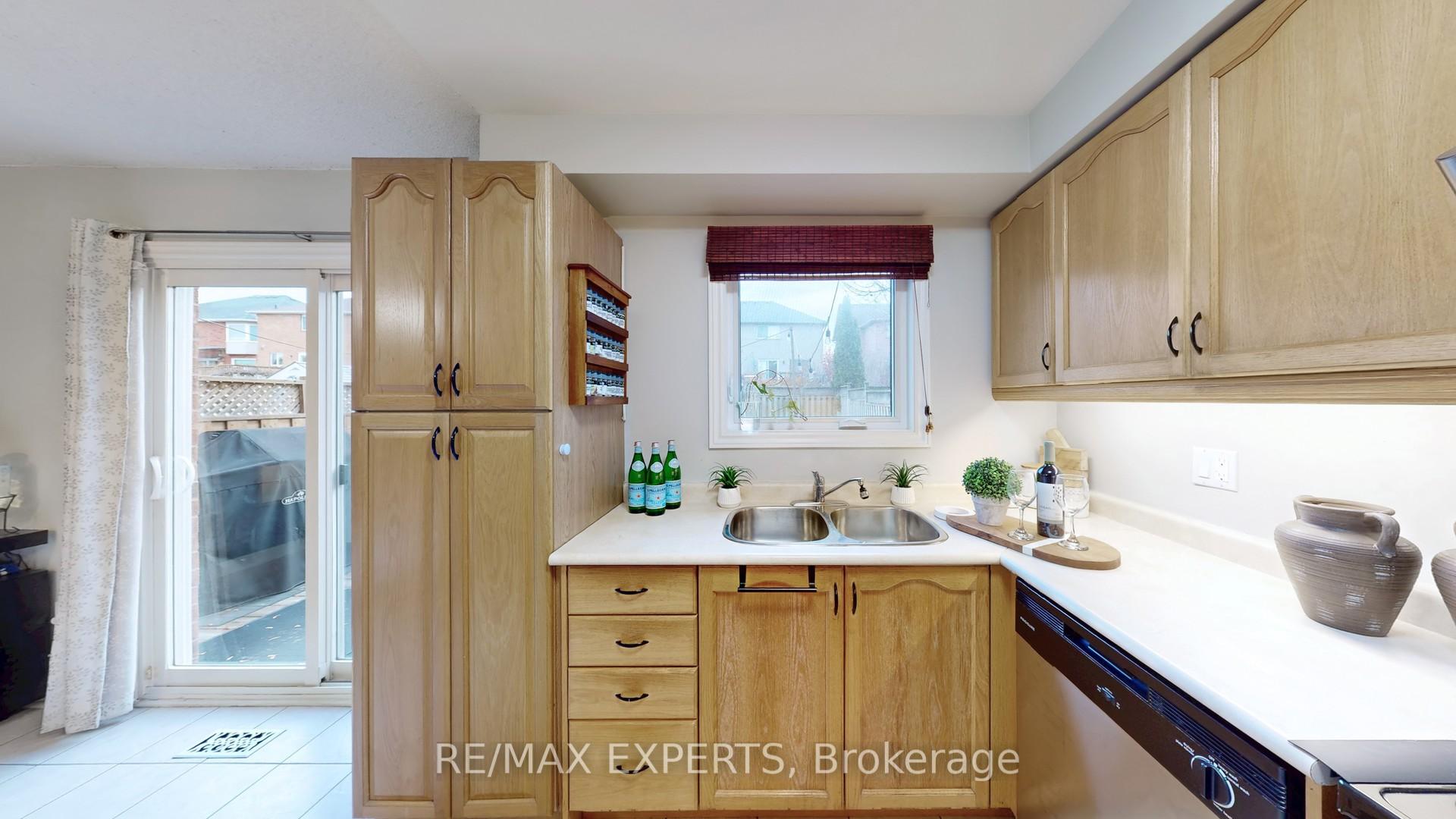Photo 10 of 21 Wakely Boulevard, Caledon, Bolton West — HOMEH