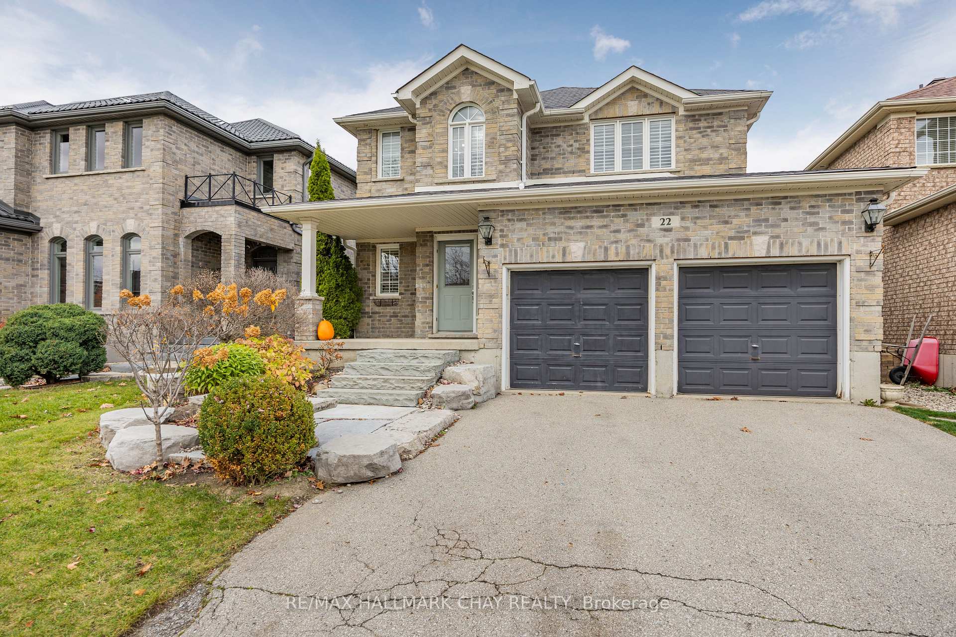 Photo 2 of 22 Falcon Crescent, Barrie, Innis-Shore — HOMEH