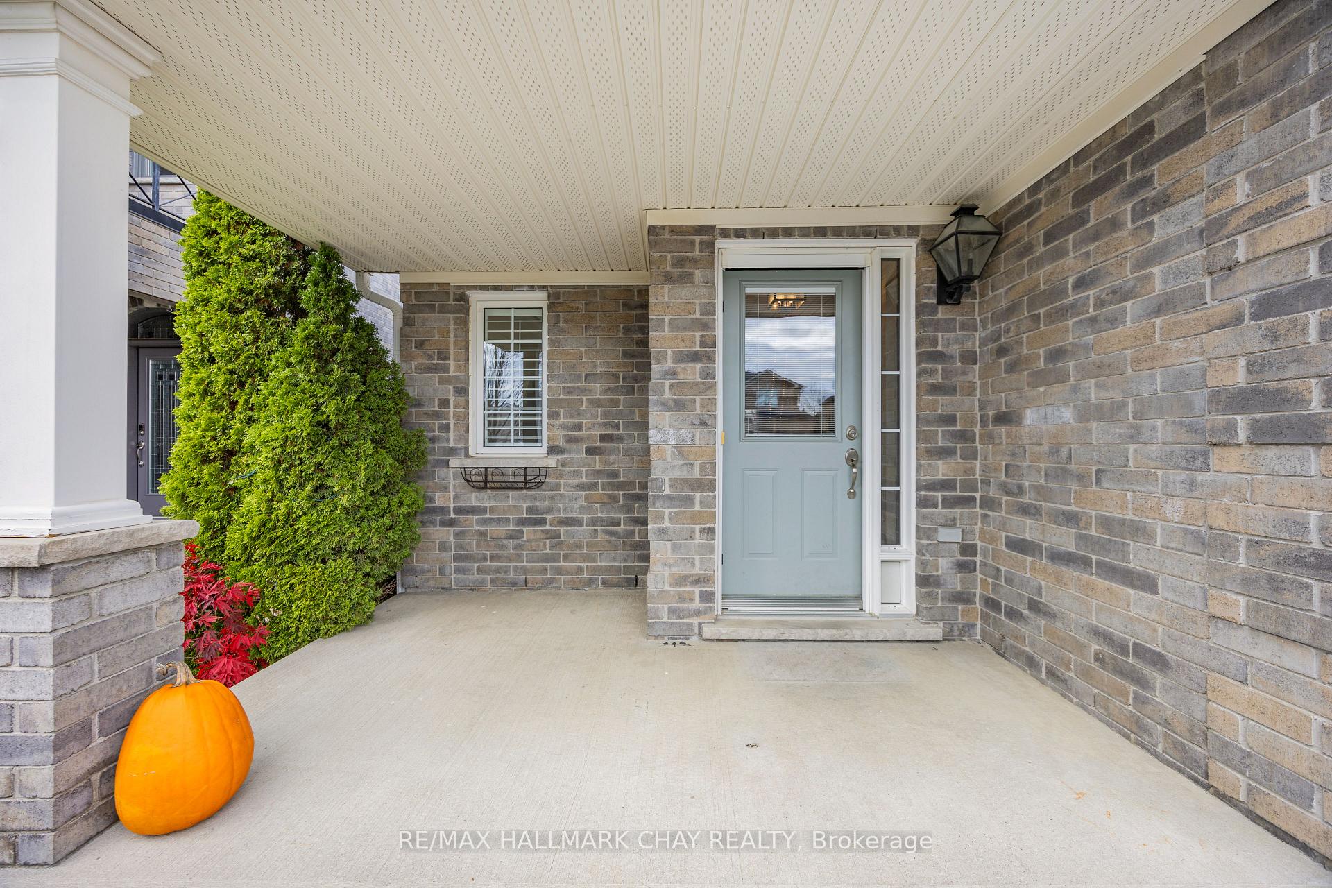 Photo 3 of 22 Falcon Crescent, Barrie, Innis-Shore — HOMEH