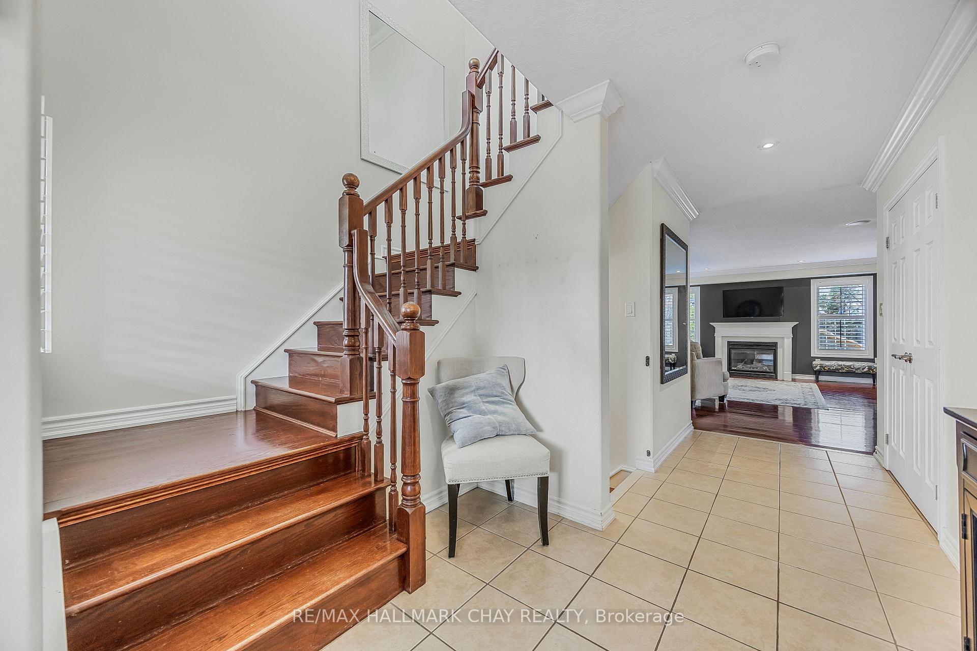 Photo 4 of 22 Falcon Crescent, Barrie, Innis-Shore — HOMEH