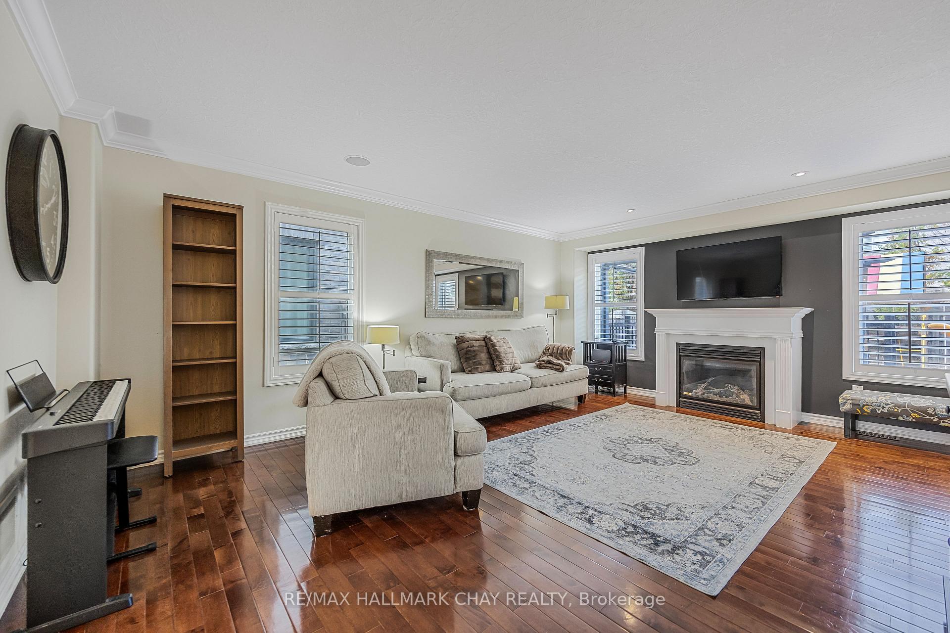 Photo 5 of 22 Falcon Crescent, Barrie, Innis-Shore — HOMEH