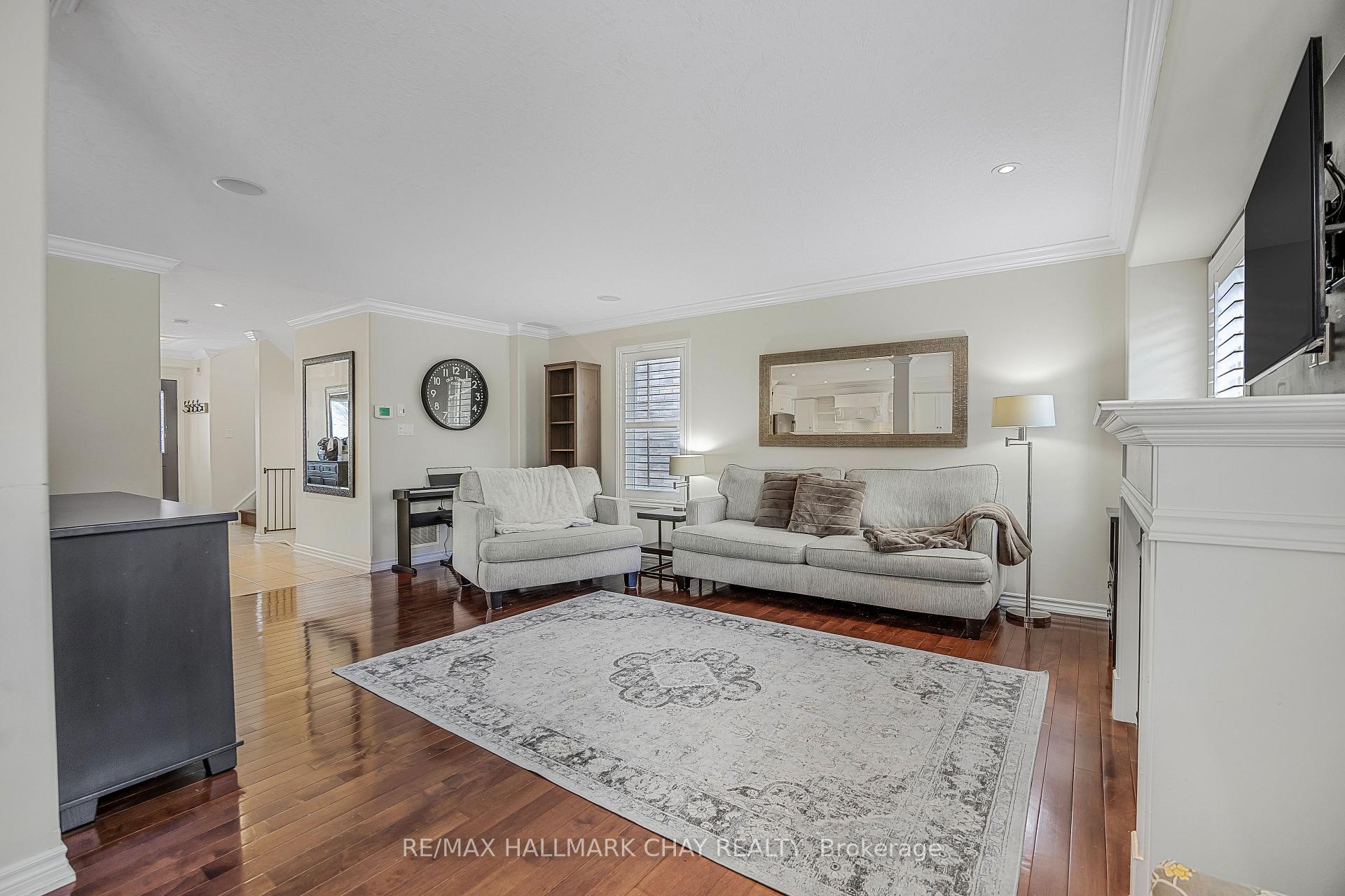 Photo 6 of 22 Falcon Crescent, Barrie, Innis-Shore — HOMEH