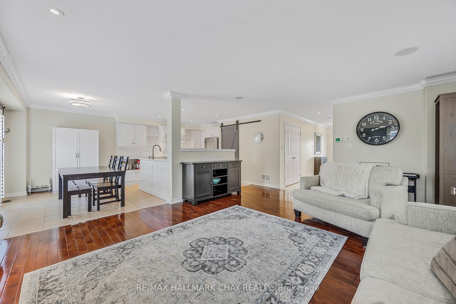 Photo 7 of 22 Falcon Crescent, Barrie, Innis-Shore — HOMEH