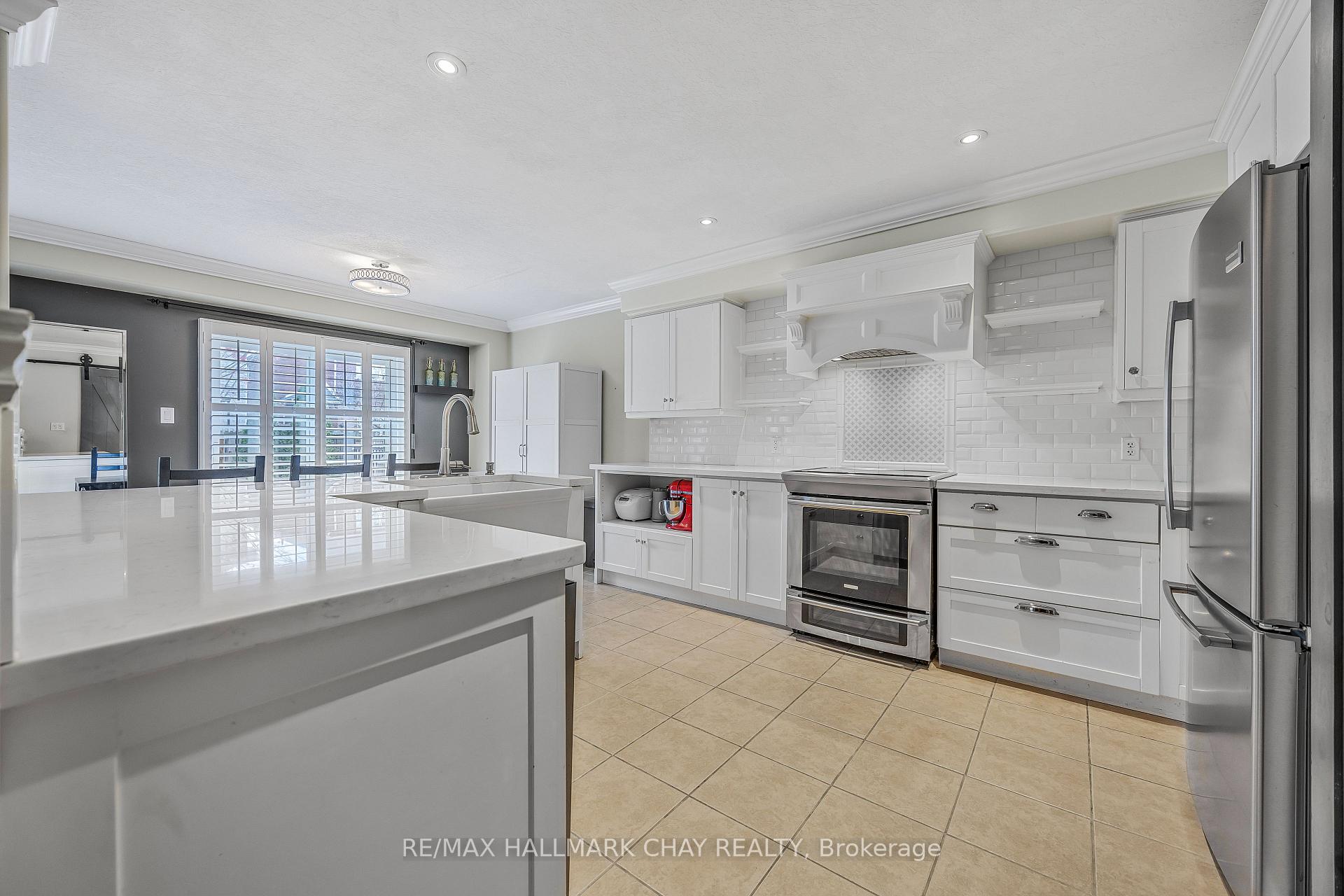 Photo 9 of 22 Falcon Crescent, Barrie, Innis-Shore — HOMEH