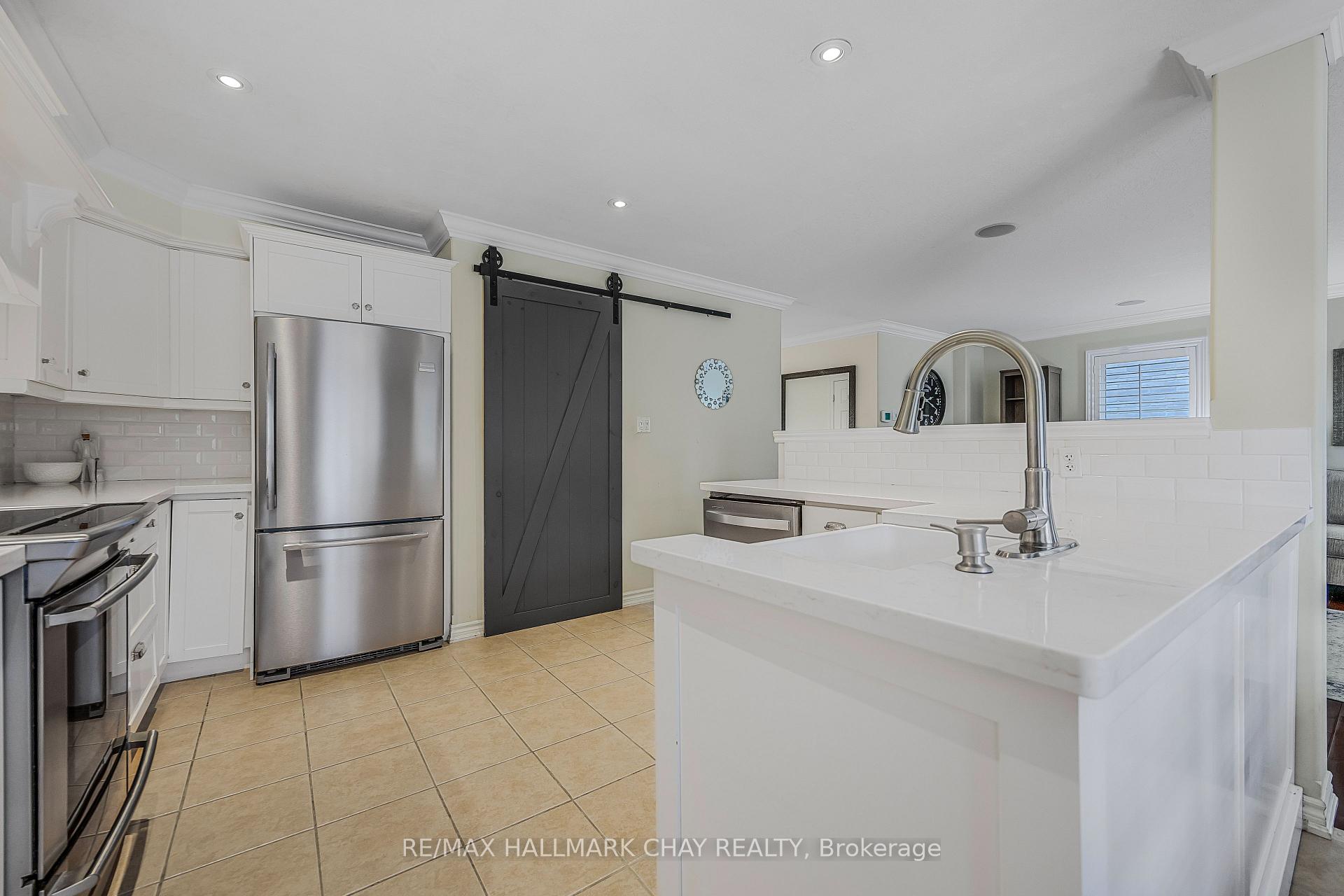 Photo 10 of 22 Falcon Crescent, Barrie, Innis-Shore — HOMEH