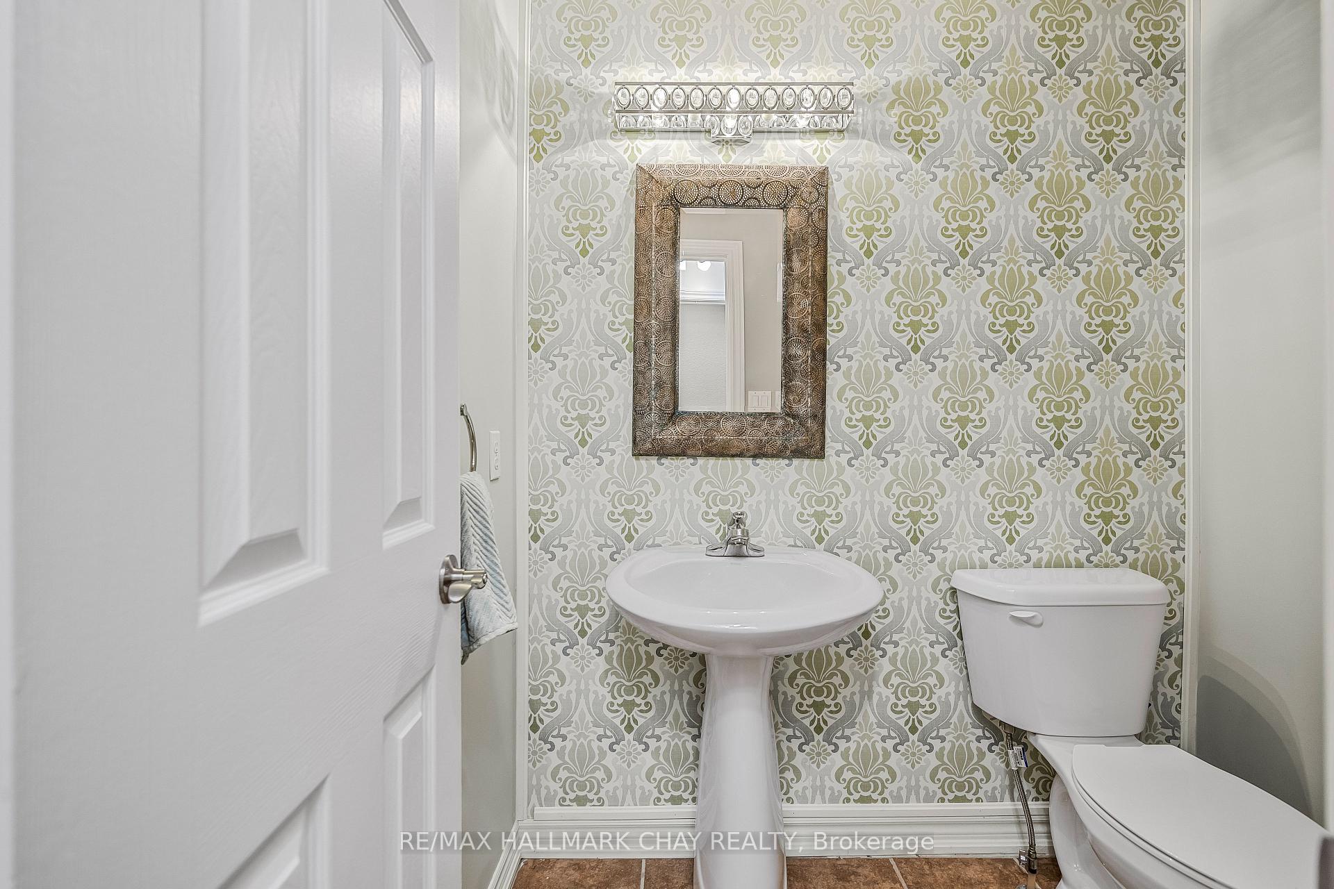 Photo 11 of 22 Falcon Crescent, Barrie, Innis-Shore — HOMEH