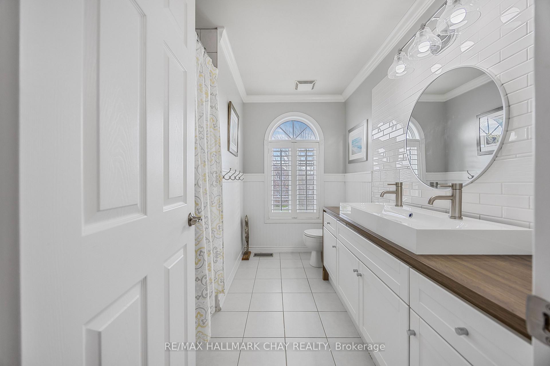 Photo 12 of 22 Falcon Crescent, Barrie, Innis-Shore — HOMEH