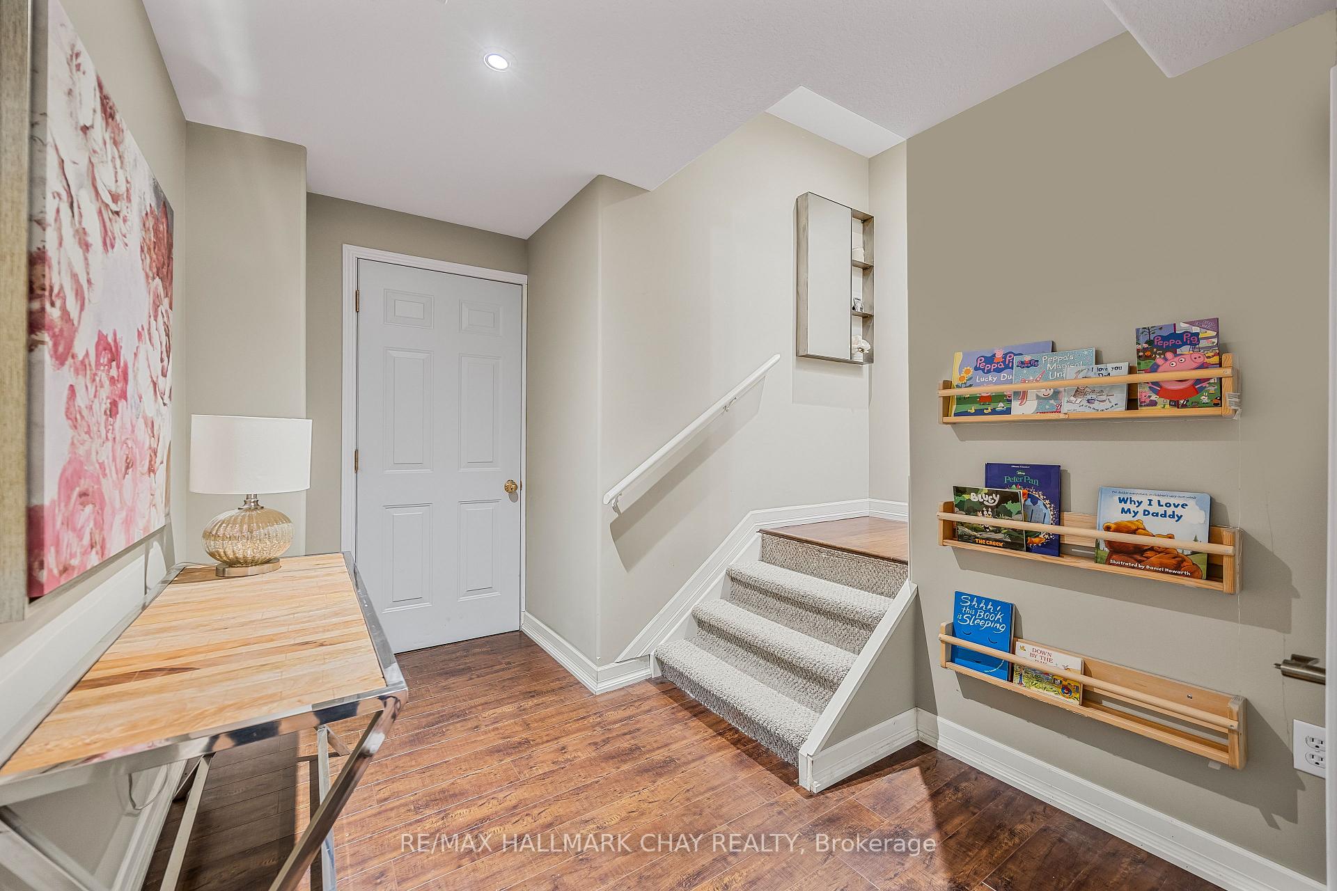 Photo 17 of 22 Falcon Crescent, Barrie, Innis-Shore — HOMEH