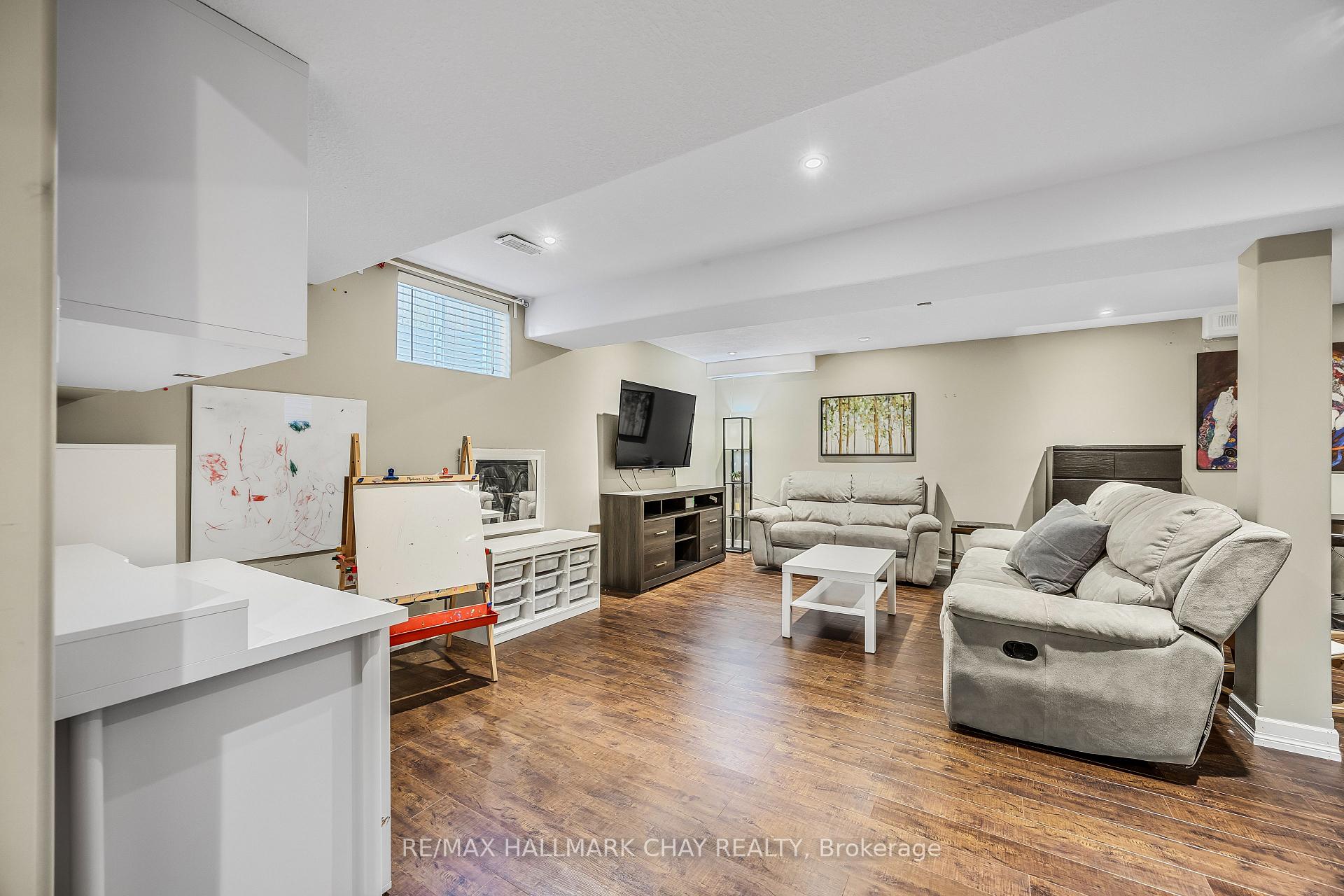 Photo 18 of 22 Falcon Crescent, Barrie, Innis-Shore — HOMEH