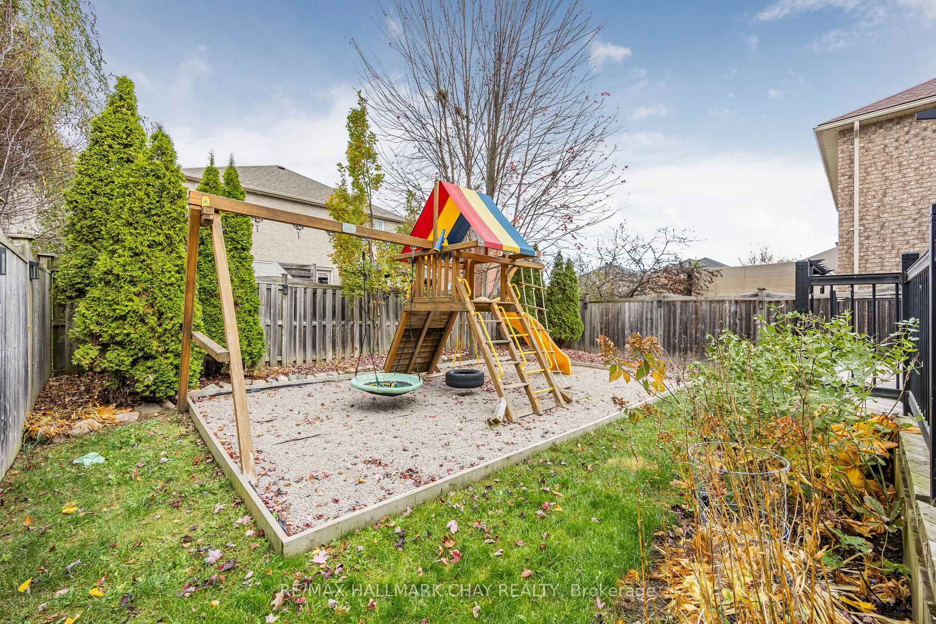 Photo 21 of 22 Falcon Crescent, Barrie, Innis-Shore — HOMEH