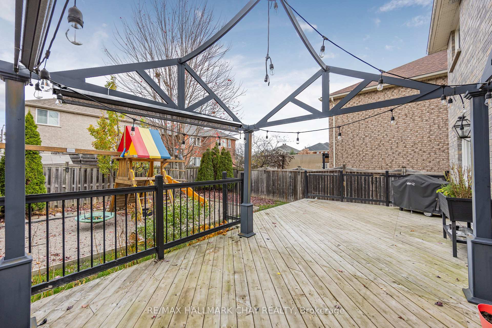 Photo 23 of 22 Falcon Crescent, Barrie, Innis-Shore — HOMEH