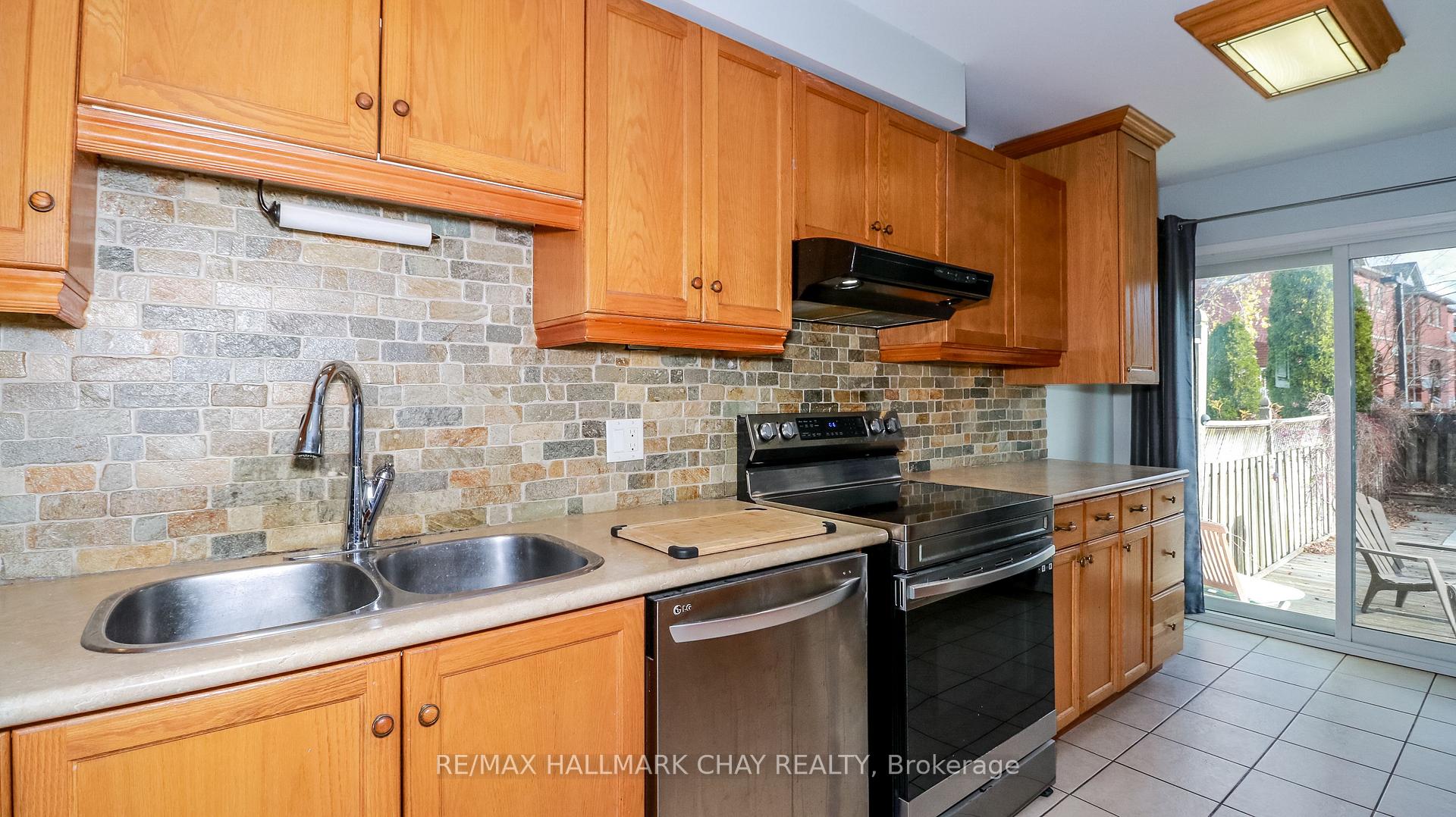 Photo 10 of 263 Ferndale Drive S, Barrie, Ardagh — HOMEH
