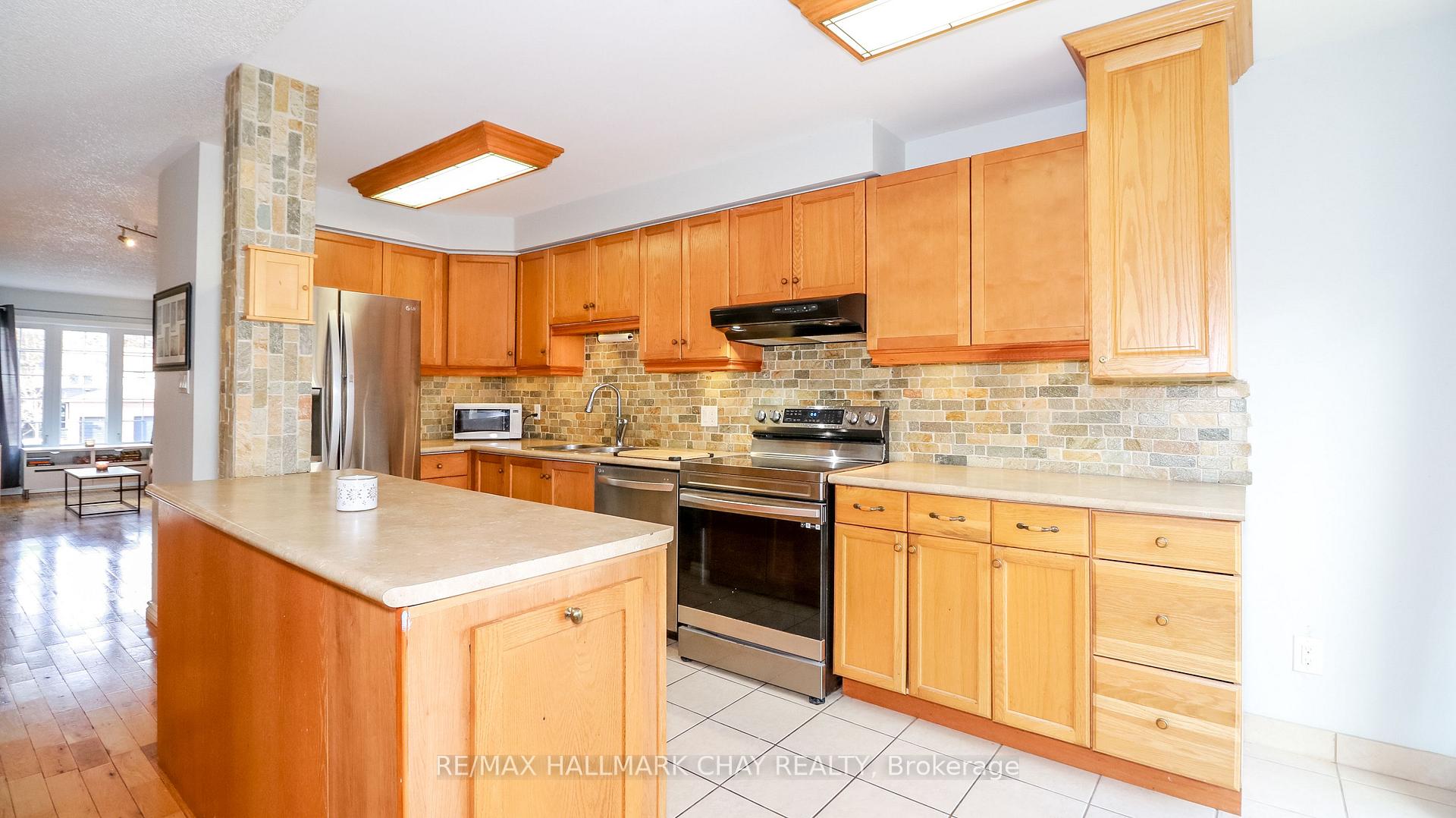 Photo 11 of 263 Ferndale Drive S, Barrie, Ardagh — HOMEH