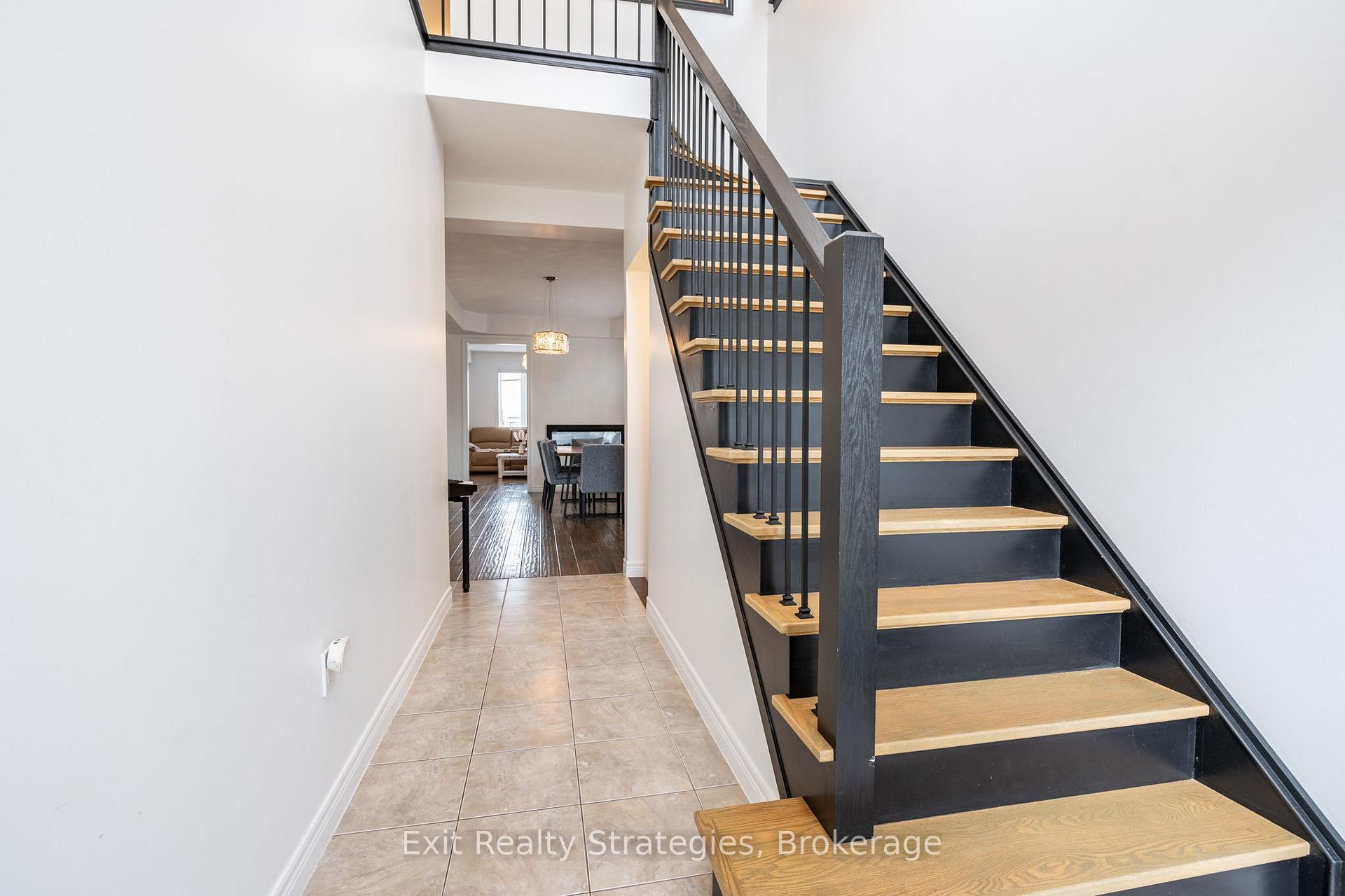 Photo 3 of 19 Hazelton Avenue, Hamilton, Sheldon — HOMEH