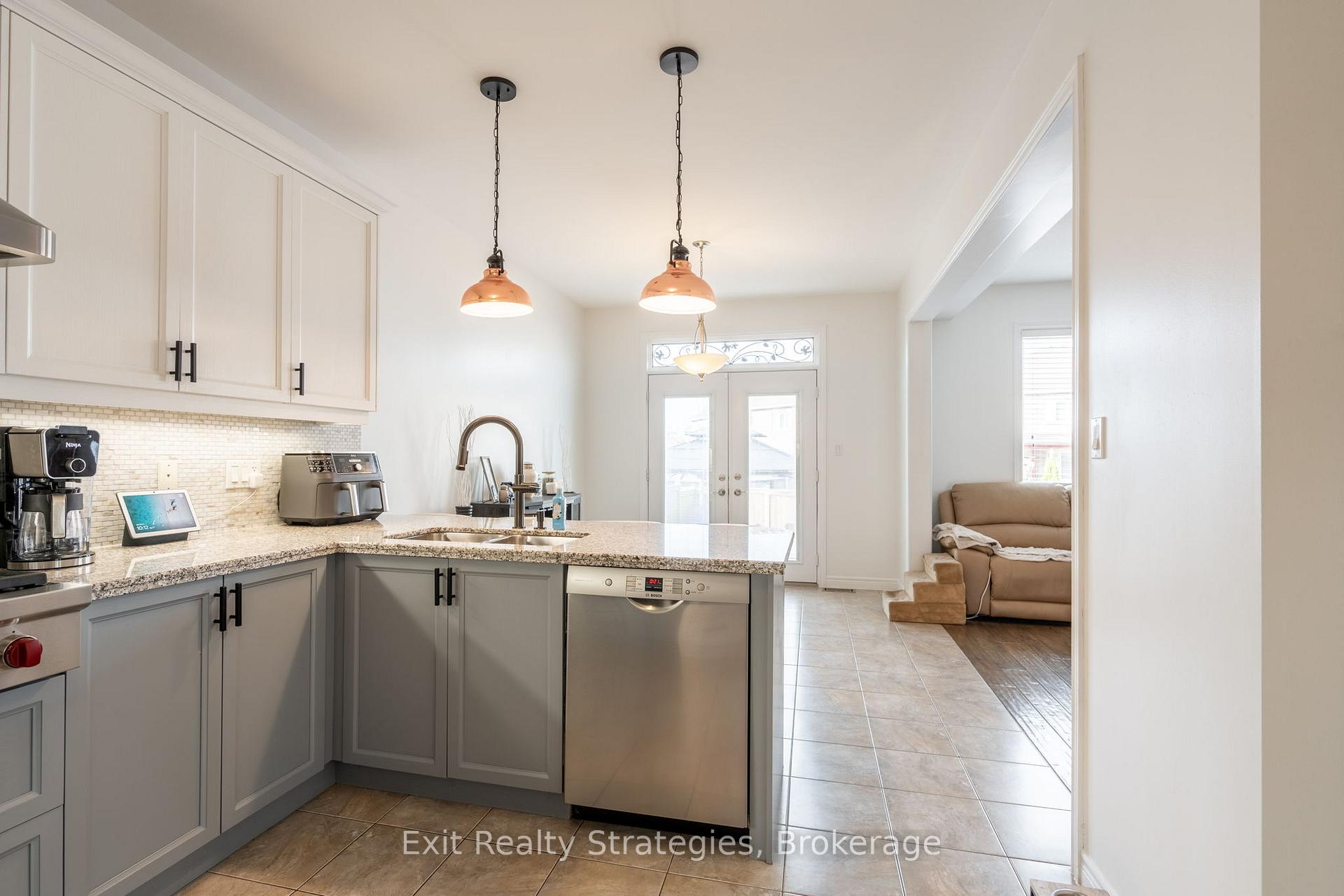 Photo 10 of 19 Hazelton Avenue, Hamilton, Sheldon — HOMEH