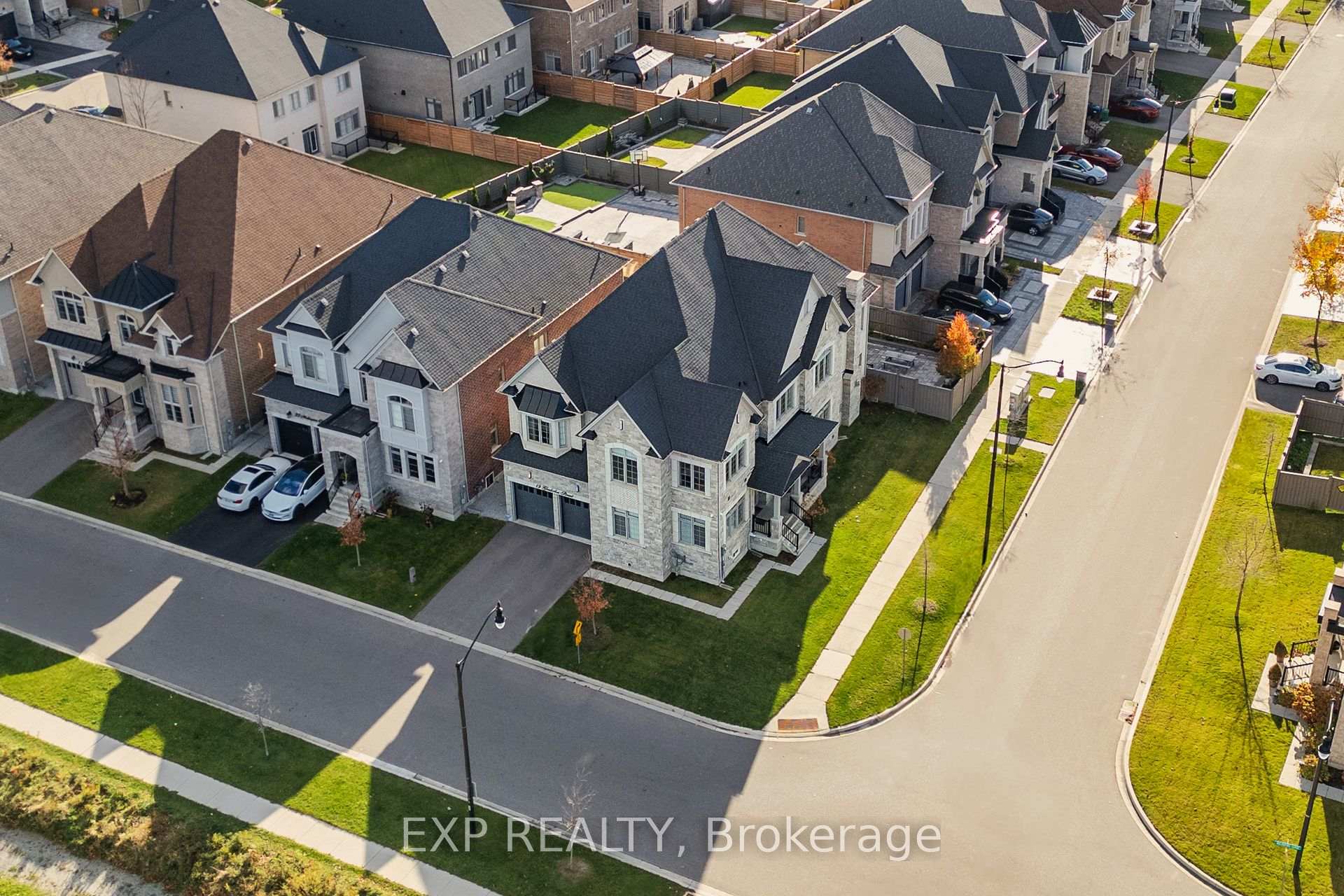 Photo 2 of 19 Gladiolus Street, Brampton, Bram West — HOMEH