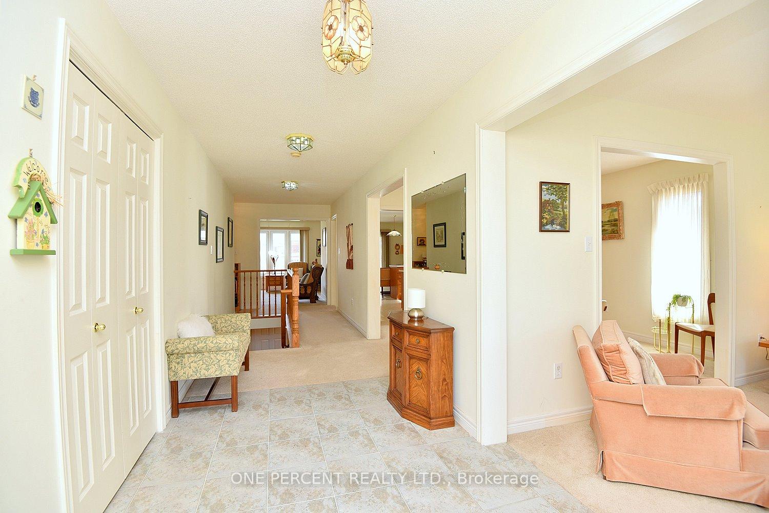 Photo 3 of 55 Steeplechase Drive, Hamilton, Meadowlands — HOMEH