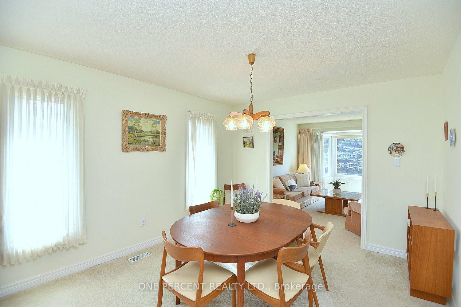 Photo 8 of 55 Steeplechase Drive, Hamilton, Meadowlands — HOMEH