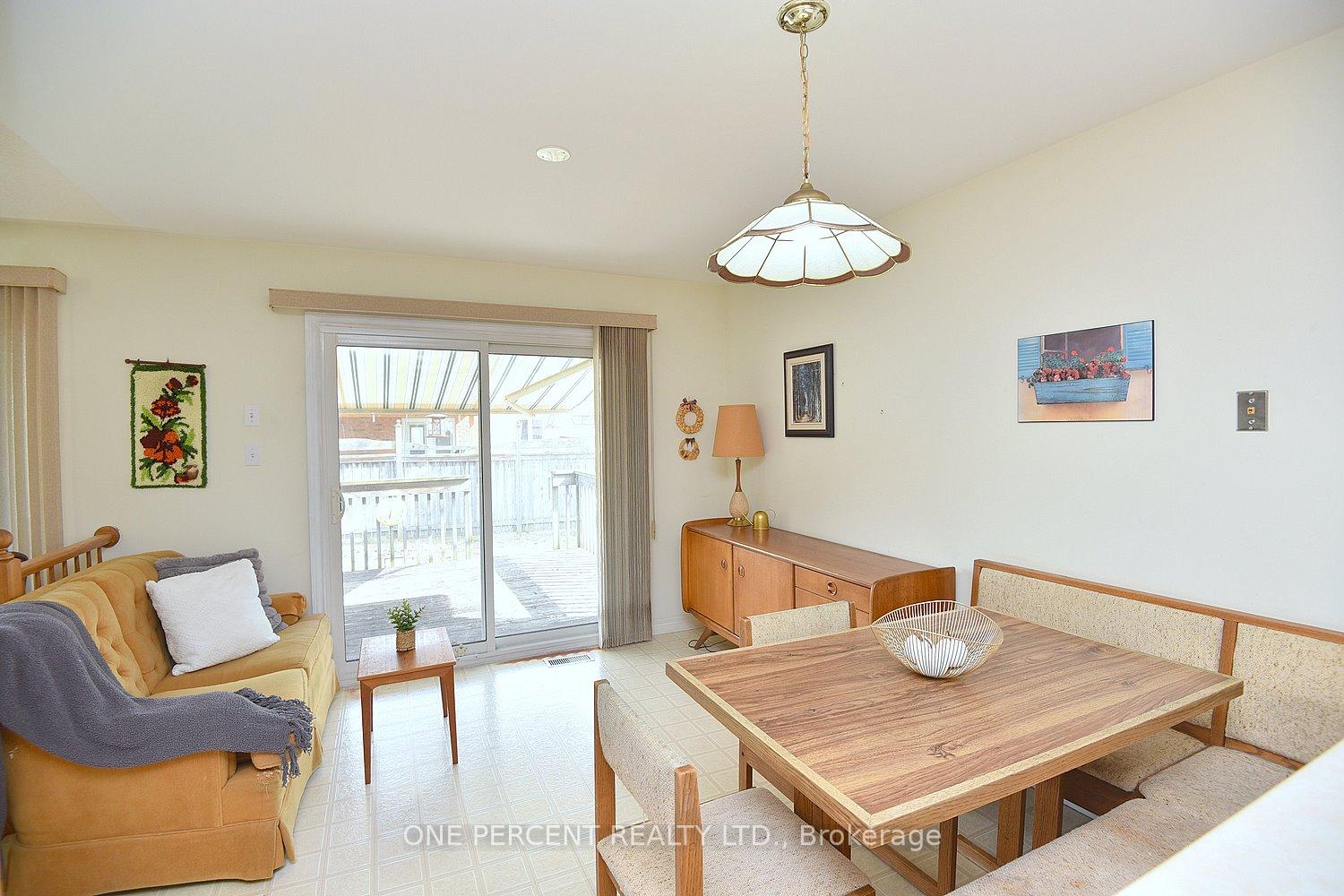 Photo 12 of 55 Steeplechase Drive, Hamilton, Meadowlands — HOMEH