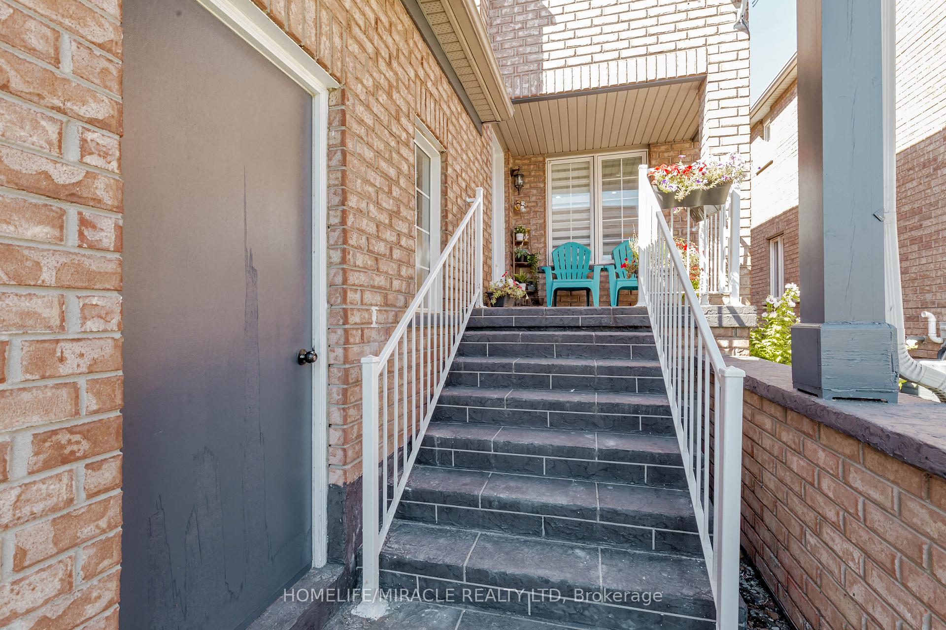Photo 2 of 56 Summerdale Crescent, Brampton, Fletcher's Meadow — HOMEH