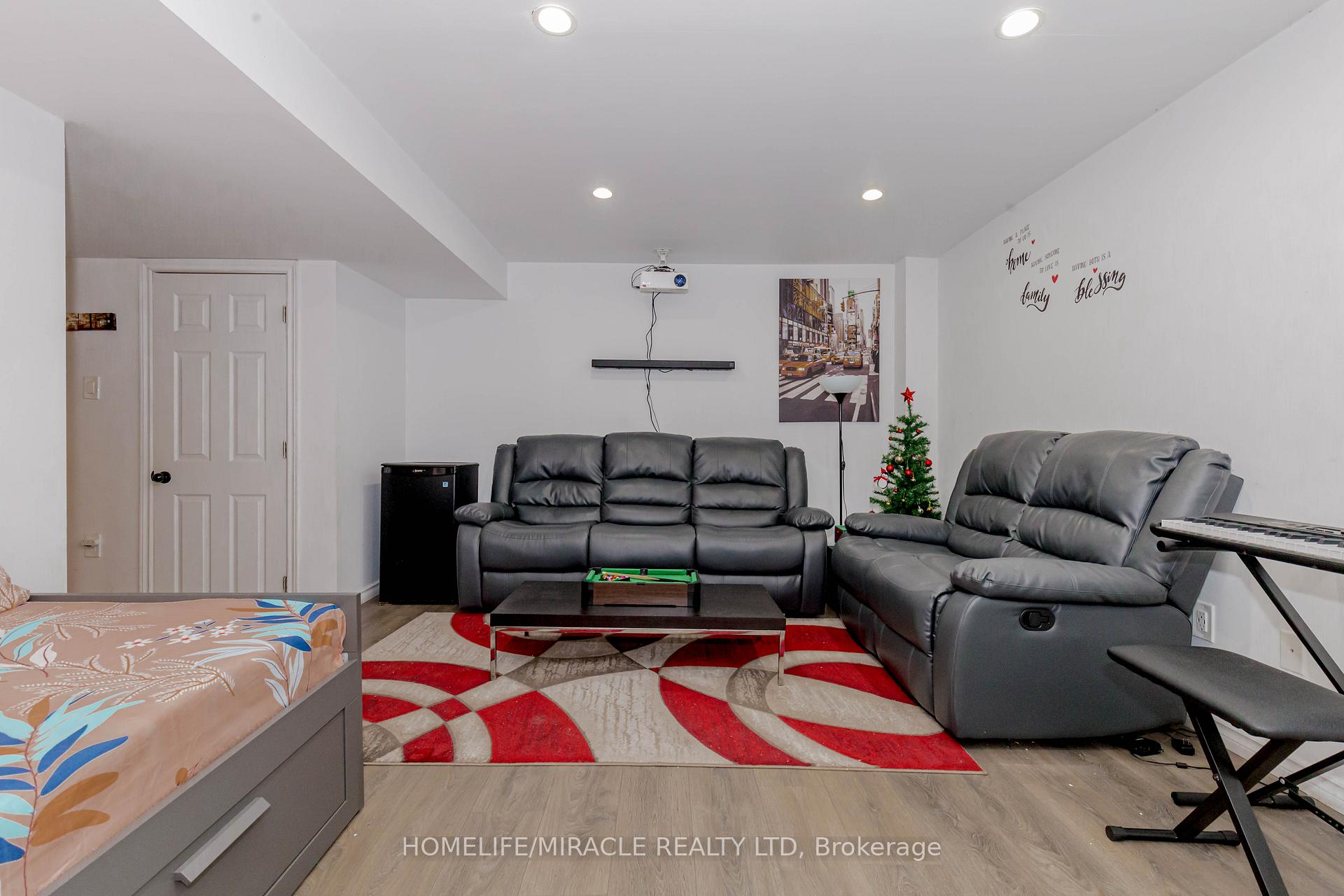 Photo 32 of 56 Summerdale Crescent, Brampton, Fletcher's Meadow — HOMEH